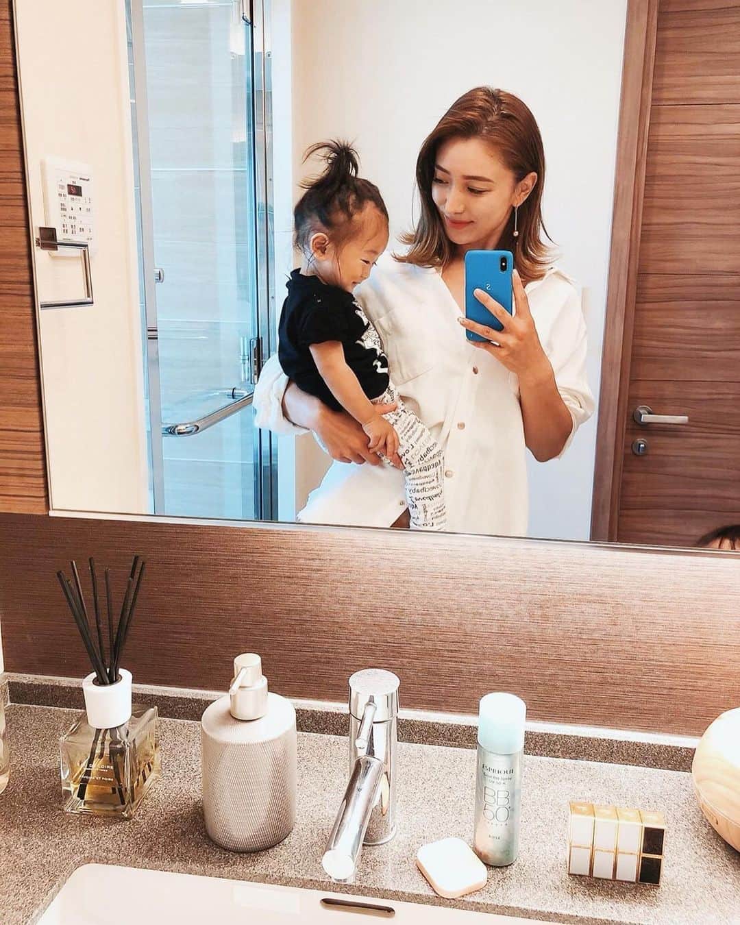 谷口紗耶香のインスタグラム：「毎日バタバタな自分の支度。😂 邪魔しにくる子供達がいても サッと　ベースmakeが完了するの✨ しっかりシミもカバーして サラッとしたお肌に仕上げる✨ エスプリークの #ひんやりタッチBBスプレーUV が最近お気に入り🤍 ・ 日焼け止めも配合で ー5℃タッチのひんやりしたスプレーファンデーションが毛穴もひきしめてくれるかんじ🤙🏽❄️ ・ 1品5役で皮脂や汗に強いから、暑い日も絶品肌をkeepできるから mamaの強い味方💕 ・ マスクをしてても崩れにくいし、 サッと直したい時も出先で 使えるからこれからの季節も活躍しそう〜🤍 ・ 万能な時短ファンデーション ってまさにコレ🤍 #esprique_partner #エスプリーク #ひんやりタッチBBスプレー #サラ肌」