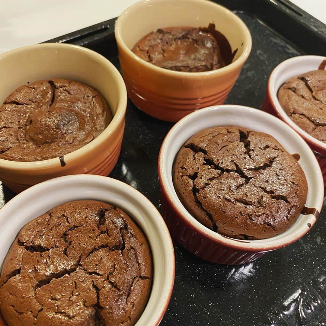 畑野ひろ子のインスタグラム：「長女作のチョコスフレ🍫  クラシル見ながら作ったチョコスフレ、焼きたてフワフワですっごく美味しかったです😍 材料は、板チョコとバニラアイスと溶き卵だけみたいです！  #お家デザート #クッキング #チョコレート #チョコレートスフレ #クラシルレシピ」
