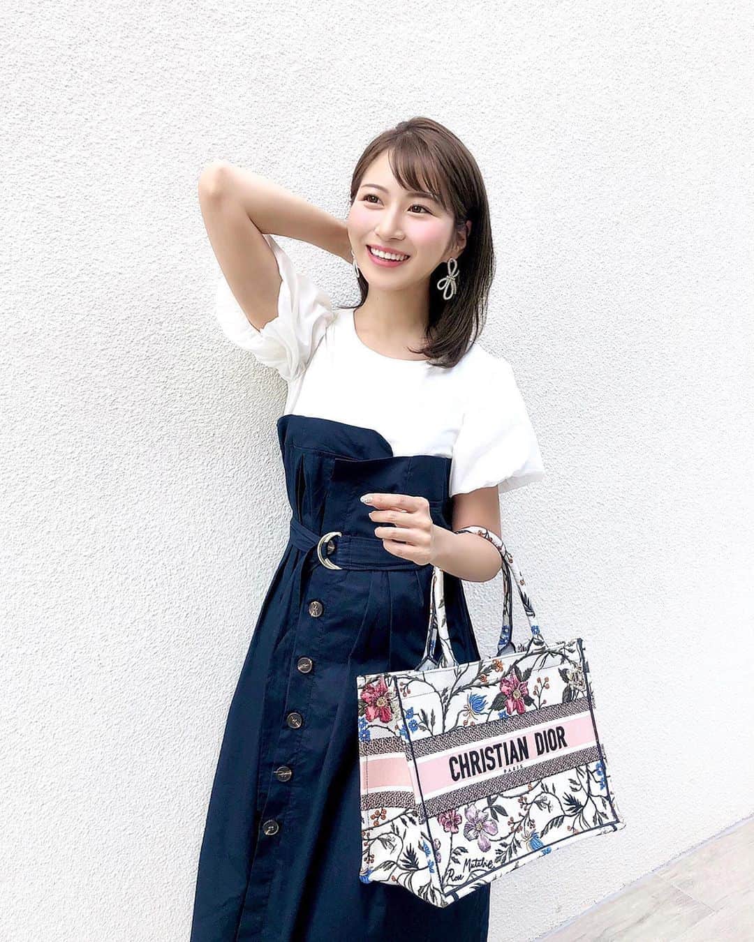 のインスタグラム：「🌺🍃💕 休日のゆるコーデ♡♡ こんばんは😊 . 今日は久しぶりに楽ちんスタイル🐾 . ホワイトのバルーン袖Tシャツと ネイビーのラップワンピースが 一緒になっているんです👗 . 重ね着してる風で1着でコーディネート♪ . 白地のお花柄トートバッグを合わせて 爽やかな雰囲気にしてみました♡ . . 明日からまた1週間、頑張りましょうね🐶💐 . . Onepiece： @amu__official_  #pr Bag：#dior #ディオール . . #今日のコーデ #休日コーデ #お出かけコーデ #楽ちんコーデ #ゆるコーデ #ワンピース #シャツコーデ #Tシャツ #ホワイトコーデ #ネイビーコーデ #トートバッグ #花柄 #白壁 #白t #大人カジュアル  #大人可愛い #大人かわいい #大人女子 #ガーリーコーデ #シンプルコーデ #リフレッシュ #のんびり休日」