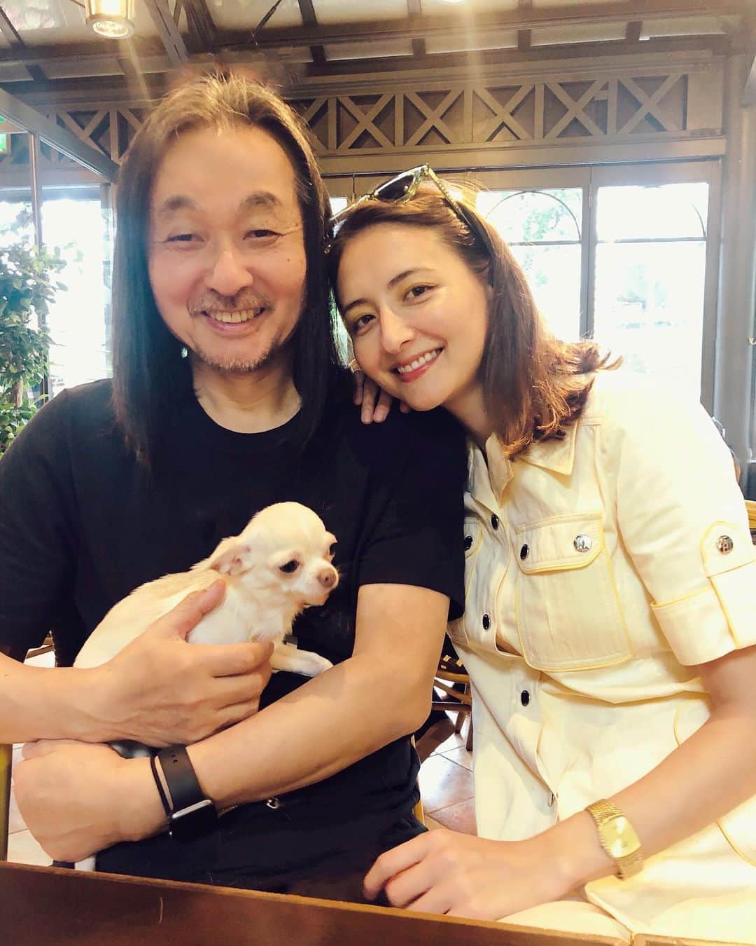 のインスタグラム：「Happy Father’s Day!  ママと私のために何から何までやってくれて 愛情たっぷりのスーパーパパ。 親としても、旦那としても100000000点 リスペクトしてます。いつもありがとう。 Love you so much Dada🖤 #父の日」