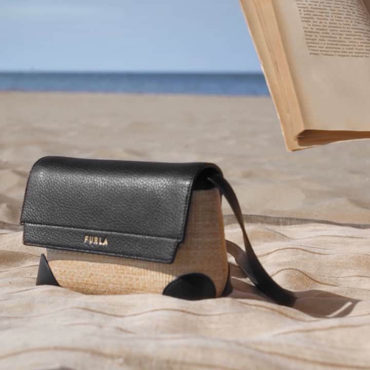 フルラのインスタグラム：「Nothing says summer like relaxing in the sun, caressed by the salty sea air. The new Furla Rafia line completes any picture-perfect vacation ensemble with easy elegance.  #thefurlasociety #furlafeeling #newcollection #furla #accessories #fashion」