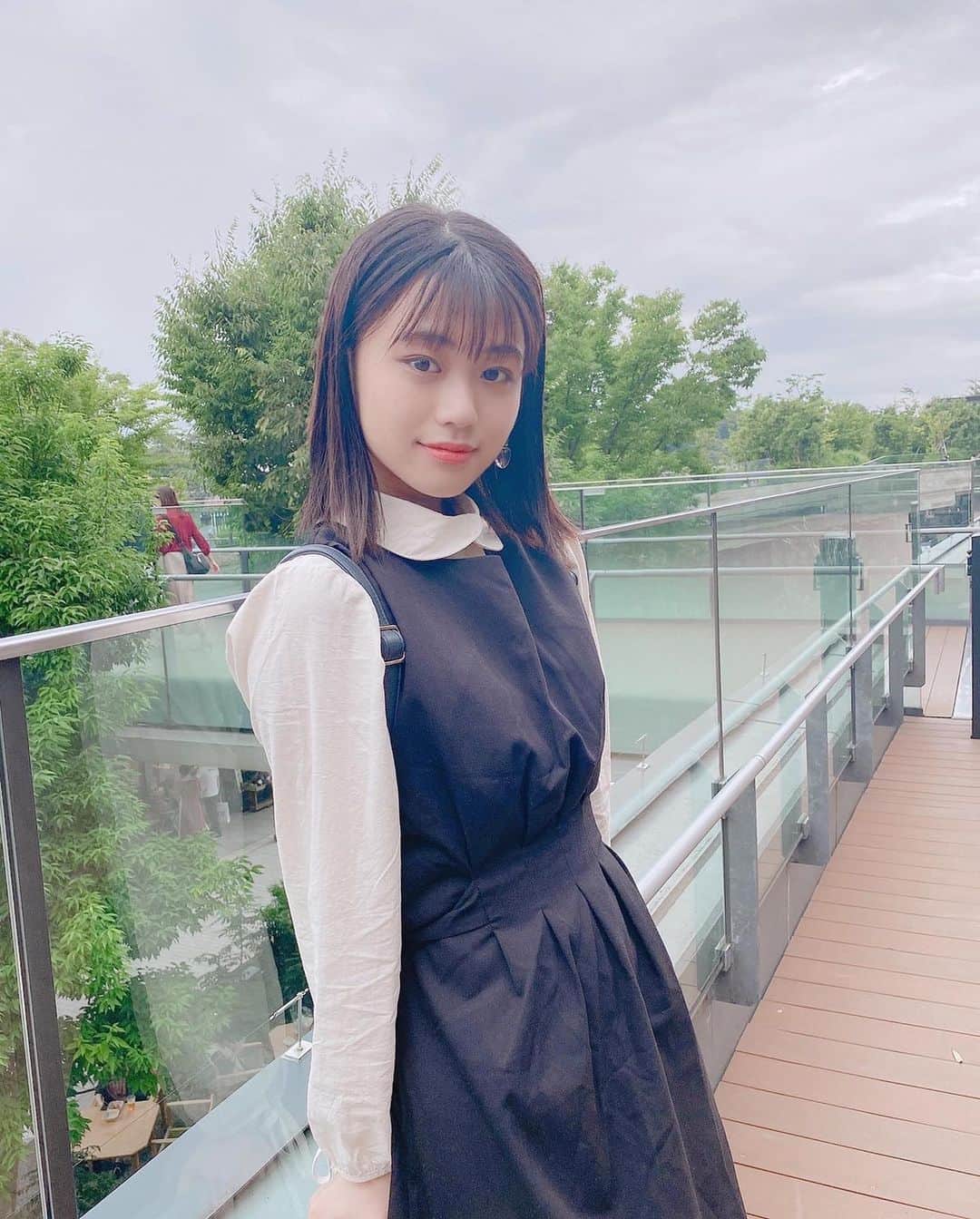 多田成美のインスタグラム：「お気に入りのワンピースを着て、 お父さんとカフェに☕️ 三枚目おデコが…😂😂笑」