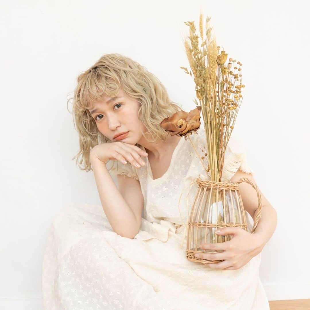 waco⭐️CHACOのインスタグラム：「CHACO x しばさきちゃんコラボ2020  今日はとっても嬉しいお知らせです。 しばちゃんと3回目のコラボです！ 今年も可愛いコラボができて幸せです🥰  今回はフラワークリップ付きカゴバック、花瓶付きナチュラルブーケ、キラキラなスワロイヤリングの3種類です！ 今までにない花瓶やバッグで新しい形のコラボができました。  販売は受注予約となりまして 6/27~7/4受注予約期間 7月末のお届け予定となります。  販売開始日時：6月27日(土曜日) 21:00 ~ 7月4日(土曜日) 23:59  販売場所 : CHACO ONLINE SHOP  お届け：7月下旬以降  アイテム一覧  商品名 フラワークリップ付きカゴバック 金額 9000円 +TAX  商品名 スワロイヤリング 金額 3200円+TAX  商品名 花瓶付きナチュラルブーケ 金額 5100円+TAX  model @shibasaaki  photo eicou hair @eight_hair  flower @wacochaco」