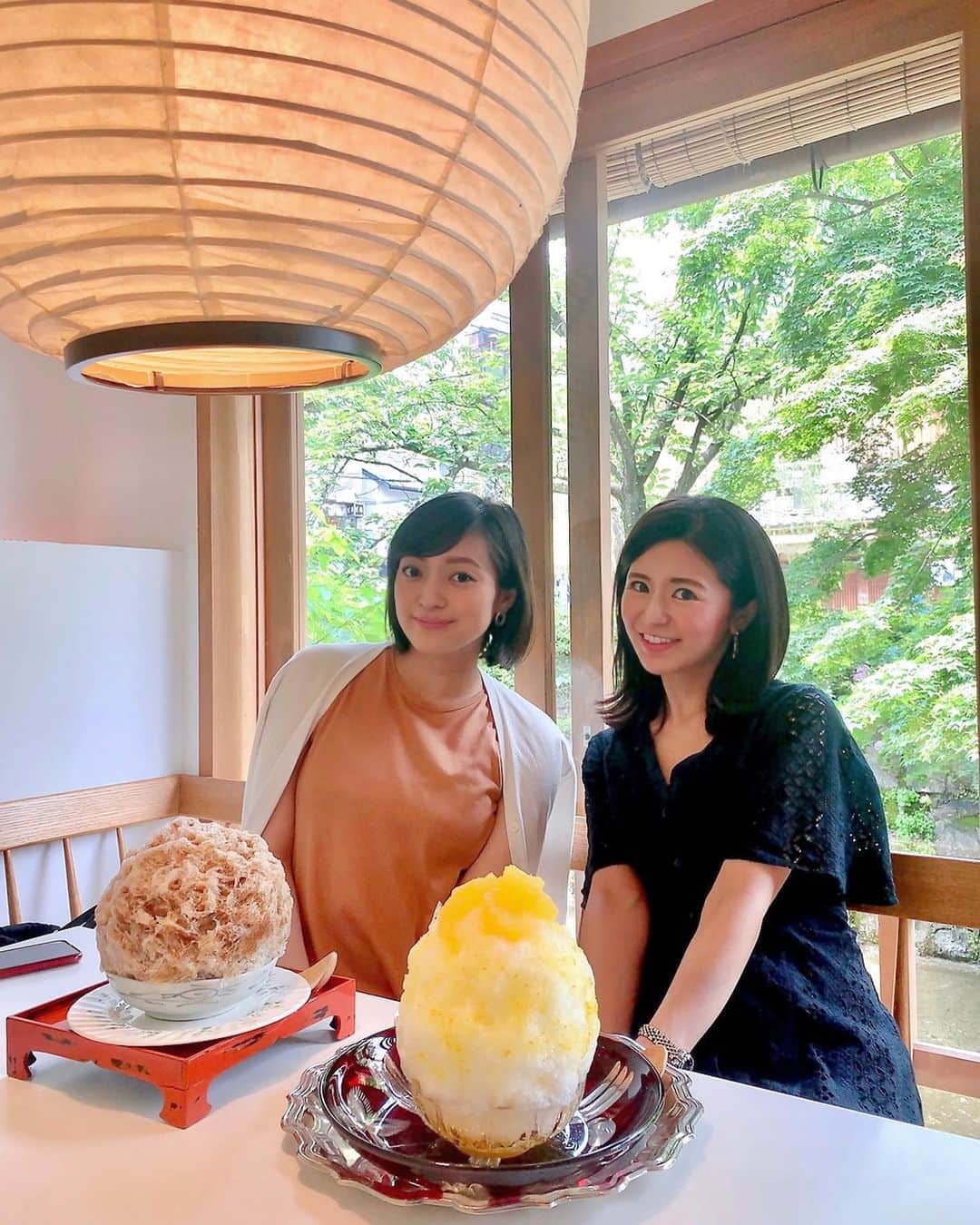 のインスタグラム：「* カキ氷は 同じタイミングで 京都に帰っていた 友美ちゃんと😘 * 特大カキ氷がうまく撮れず 大苦戦😅 * 今年初🍧美味しかったっ * #京都 #京都カフェ #祇園 #白川  #かき氷 #夏 #スイーツ #デザート #写真  #kyoto #gion #cafe #sweets #ice #dessert」