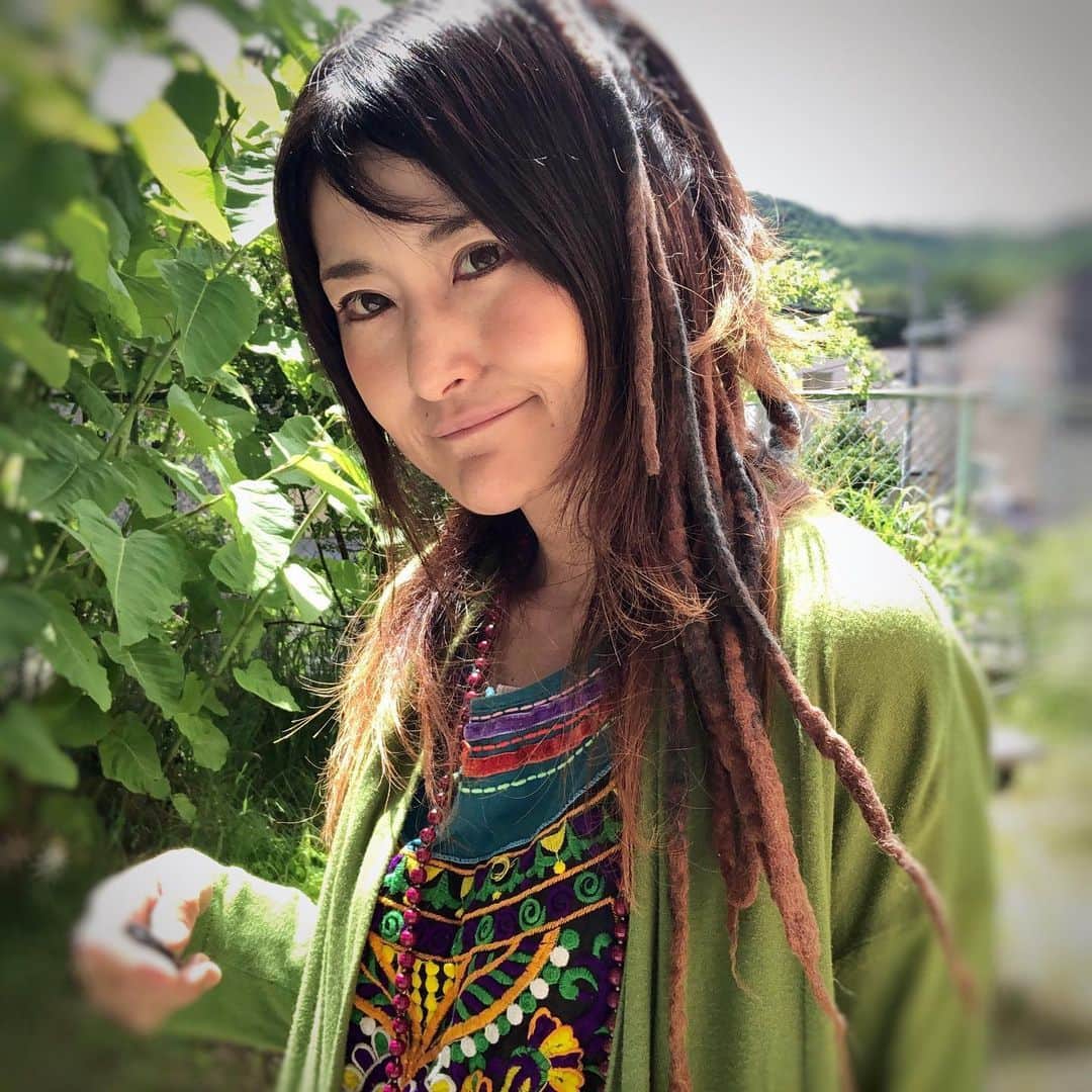 アンジェラ佐藤さんのインスタグラム写真 - (アンジェラ佐藤Instagram)「フランスパン貰ったのでサバラン作った……のは良いが、 下ごしらえの段階でほぼ完食してまうといふ。。ﾀﾞﾒぢゃん(´∀｀*)ﾊﾊﾊ  #アンジェラ飯 #フランスパンアレンジ #フランスパンのサバラン #生クリームなかったからマシュマロトッピング #洋酒と紅茶で作ったシロップをかけて冷蔵庫で冷やすだけ #簡単おやつ #今日のエスニッカー #エスニックファッション好きな人と繋がりたい  #腰紐がポイント #しかしベルトを腰紐と言う時点でおばちゃん #ヒンナヒンナ」6月21日 20時14分 - angela_satou
