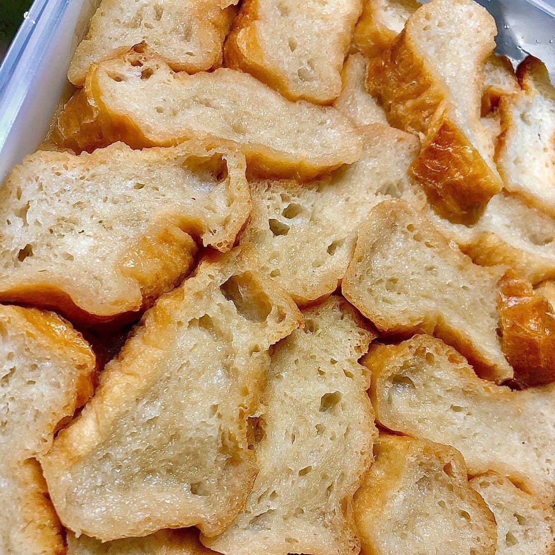 アンジェラ佐藤さんのインスタグラム写真 - (アンジェラ佐藤Instagram)「フランスパン貰ったのでサバラン作った……のは良いが、 下ごしらえの段階でほぼ完食してまうといふ。。ﾀﾞﾒぢゃん(´∀｀*)ﾊﾊﾊ  #アンジェラ飯 #フランスパンアレンジ #フランスパンのサバラン #生クリームなかったからマシュマロトッピング #洋酒と紅茶で作ったシロップをかけて冷蔵庫で冷やすだけ #簡単おやつ #今日のエスニッカー #エスニックファッション好きな人と繋がりたい  #腰紐がポイント #しかしベルトを腰紐と言う時点でおばちゃん #ヒンナヒンナ」6月21日 20時14分 - angela_satou