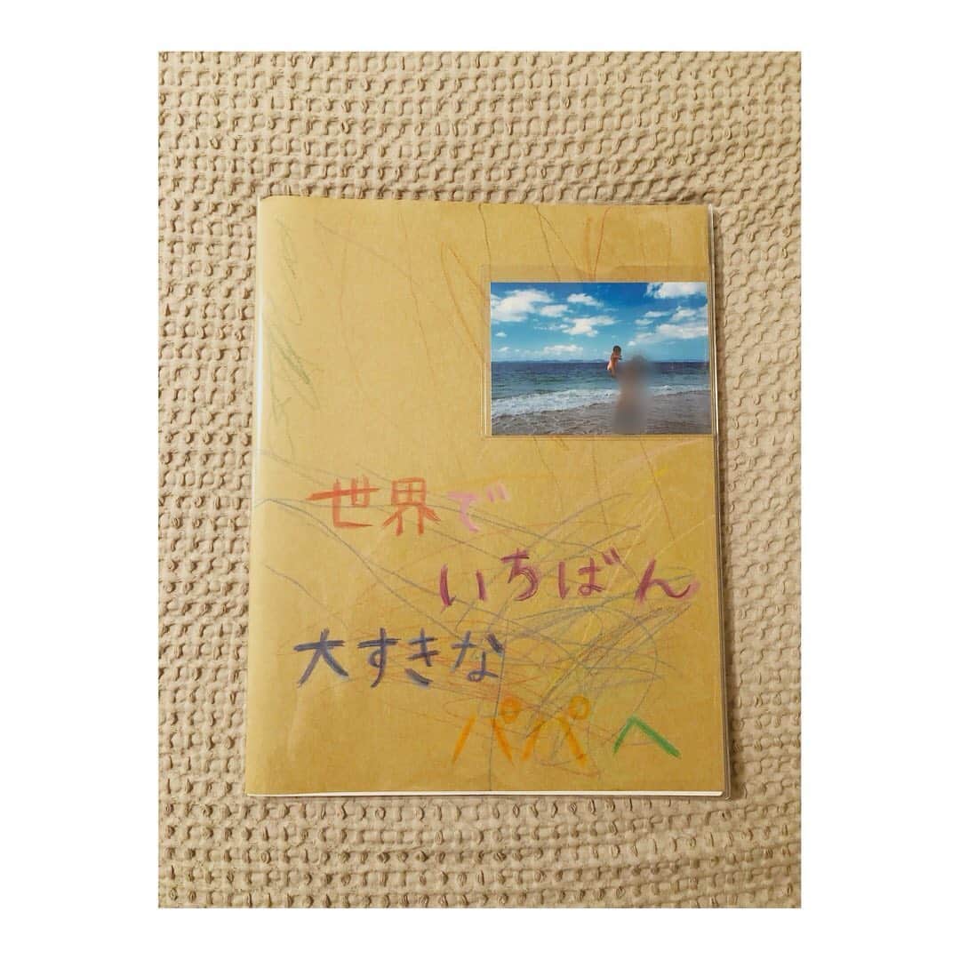 吉田明世さんのインスタグラム写真 - (吉田明世Instagram)「今日は父の日🙋‍♂️ 夫と娘の2ショット写真を現像し 娘と一緒にアルバムを作ってプレゼントしました🎁 表紙のイラスト(というよりなぐり書き？😂)は喜んで描いてくれたのですが、 写真の貼り付けは 絶賛イヤイヤ期で なかなか思うようにいかず。 表紙の文字も、 いつものように娘の手を握って一緒に書きたかったのですが、 これまた激しく拒否されたため、 結果、私が一人で書きました😅 スマホの中は大量の写真で溢れていますが こういう機会じゃないとなかなか現像まで踏み切れないので我ながら良いプレゼントでした☺️ #父の日  #世界でいちばん大すきなパパへ #と私が描く意味のなさ #ばれないように娘と夫が寝たあと #クローゼットの中で作成 #写真　#全部で107枚 #スマホの画面じゃなく #現像して眺める写真ってやはりいいものですね #そして東京と岡山にいる私の二人のお父さんへ #いつもありがとう」6月21日 20時15分 - akiyo0414