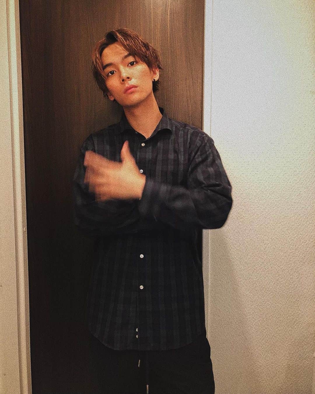 のインスタグラム：「真ん中分けしてみました。 柄にもないですが、、😂 いつもいる前髪がいないとなんか恥ずかしいですね、、、。 これでライブとか出てみたいなとか思うけど、汗っかきだからやばいことになりそうでなかなか出れません。 . . 手の躍動感気にしないでください。 . 髪色がほんとに調子いい。 @kenya_fukamachi さんにいつも染めていただいてます！ 是非是非行ってみてください^_^ あと今コロナ対策めちゃくちゃしてる美容室だと思います。 ほんとに安心していけます^_^ #センター分け #センターパート #マッシュ男子」