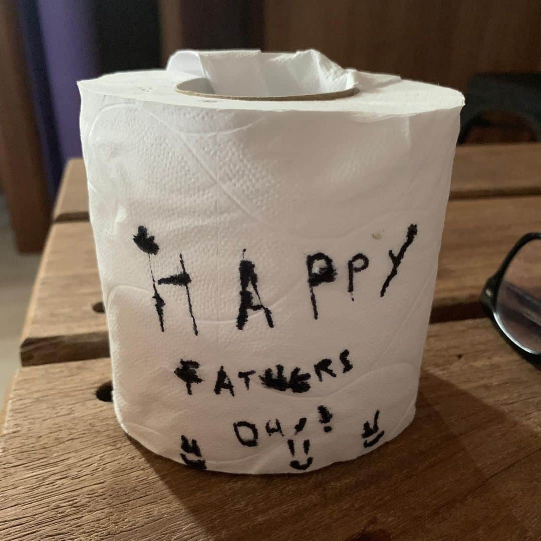 ブライアン・アダムスのインスタグラム：「To all the fathers during lockdown. #happyfathersday #lockdown #loorollcrisis」