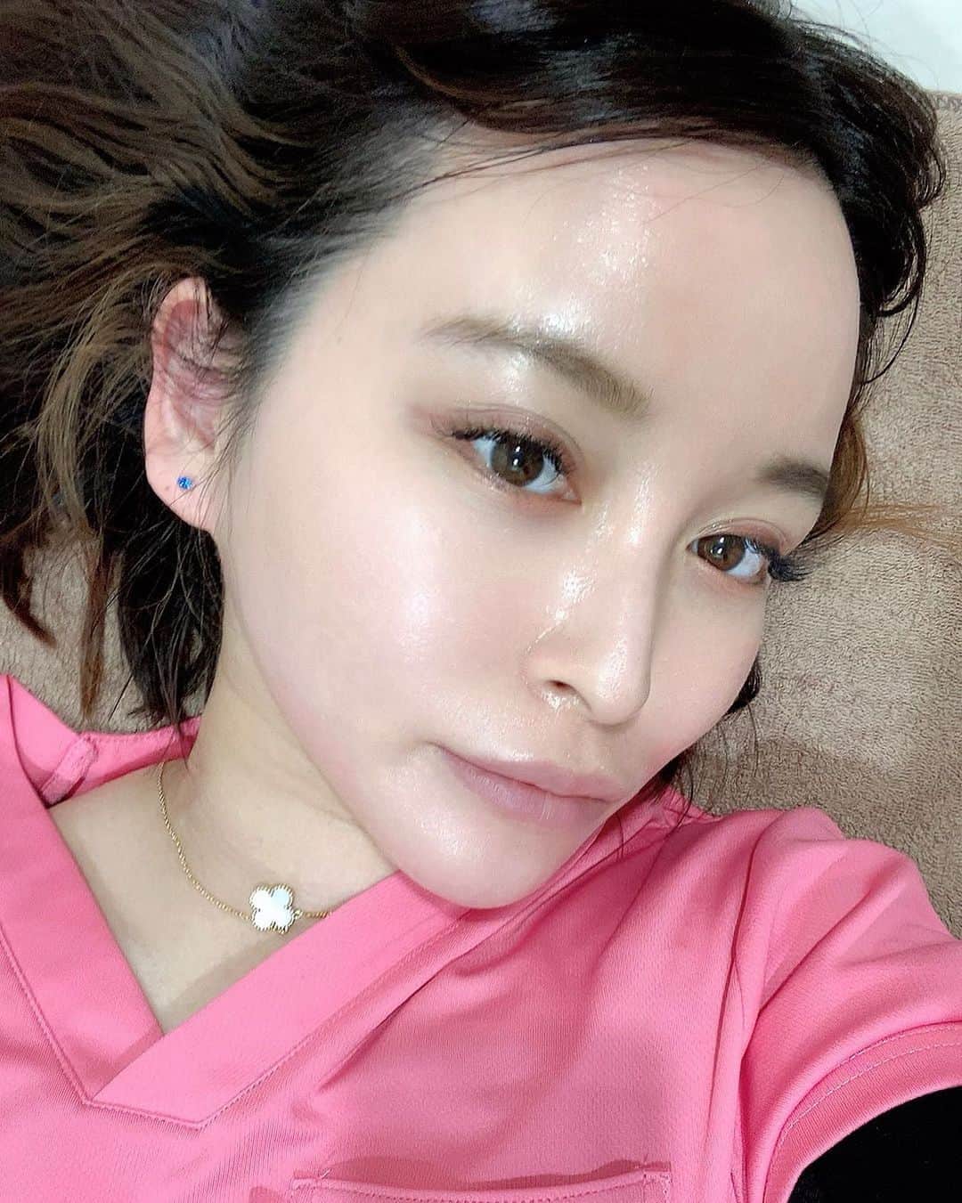 のインスタグラム：「肌が生まれかわっていく楽しみ♡﻿ ﻿ いろんな美肌治療を経験してきた私ですが﻿ ゼオスキンを始めて一番実感したのは﻿、【艶感】✨ . セラピューティック中は皮向けするし﻿ 赤いしなかなかつらいですが、﻿ どんどん増してくる光沢感に﻿ 乗り越えた時のワクワクがたまりません…♡﻿ ﻿ やはり肌もボディも﻿ レベルアップするためには﻿ トレーニングが必要だなと実感します。﻿ ﻿ ﻿#beautyispain #beautyisendure ﻿ #beauty #skincare #antiaging #navision #environ #doctorscosme #dermatologist #dermatology #aestheticdermatology #zoskinhealth #美容皮膚科 #美容医療 #基礎化粧品 #ドクターコスメ #ゼオスキン #ゼオスキンヘルス #セラピューティック #女医 #エンビロン#stayhome #おうち時間#おこもり美容#japanesegirl#艶肌#オススメコスメ」