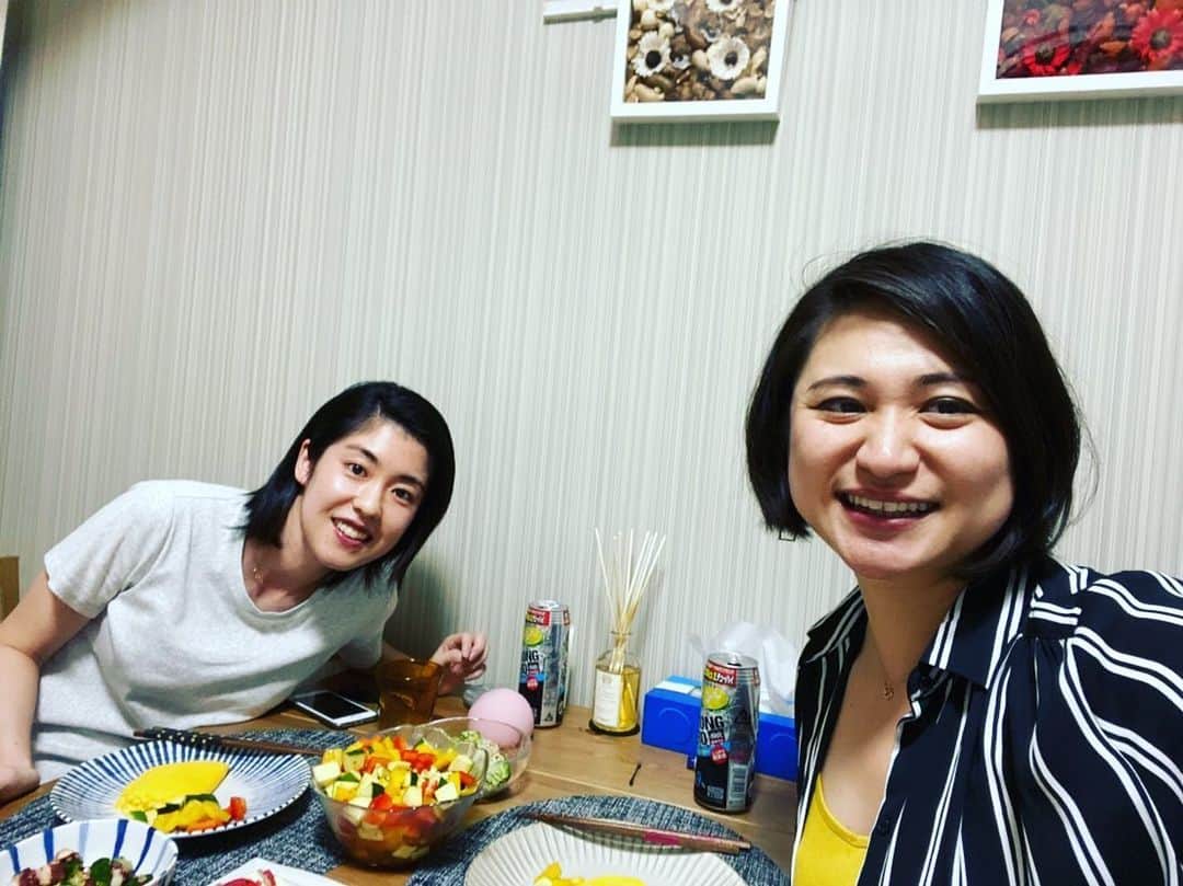 栗原文音のインスタグラム：「この間みさきちゃんが新居に遊びに来てくれたよ🏠 第一号のお客さん💓 マイフライパン持ってきてくれて、星野リゾートの料理担当の頃修行してたフッワフワオムレツを作ってくれたよ💓💓💓💓 あんな手間暇かけてフワフワのオムレツってできるんだ😳 最高に美味しかった〜！ 新鮮なお野菜に手作りドレッシングも💓 また遊びにきてねー🙌🙌 #山口みさき#水泳#星野リゾート#栗原文音#バドミントン#日本ユニシス#訪問者#第一号#フワフワオムレツ#ズッキーニ#パプリカ#手作りドレッシング#トマト#生ハム#カプレーゼ#大好き#また遊びにきてね」