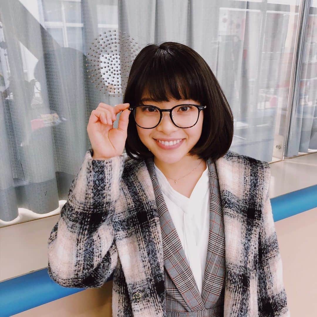 岸井ゆきののインスタグラム：「ドラマスペシャル『スイッチ』 テレビ朝日で今夜9時〜です。  #阿部サダヲさん×#松たか子さん 脚本家 #坂元裕二 さん最新作 不器用な大人たちのリーガルラブサスペンス！  わたしは、松さん演じる蔦谷円と高畑淳子さん演じる八角さんと共に弁護士事務所で働いている橋口役です。 橋口曰く『メンタルが強いのでハードモードで来ていただいて大丈夫』とのこと。🙆🏻‍♀️ 撮影期間は長くはありませんでしたが、坂元さんの脚本と、夢みたいに豪華な共演者の皆様とつむぐ現場はとても濃いものでした。 ずっとここに居たいなあと 思っていました。 わたしもたのしみです📺」