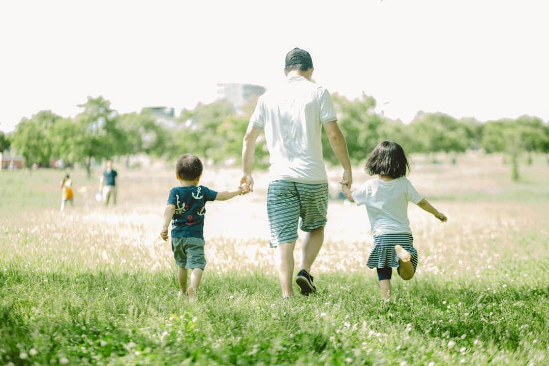 石井寛子のインスタグラム：「日に日に大きく感じる パパの背中。  こどもたちと いつも全力で遊んで 向き合ってくれて、ありがとう🤗. .  私と主人のお父さんには 毎年恒例のお酒。 今年はビールとハムの詰め合わせ🍺🥓🍺 . この夏は、大阪に帰られるかなぁ🚅」