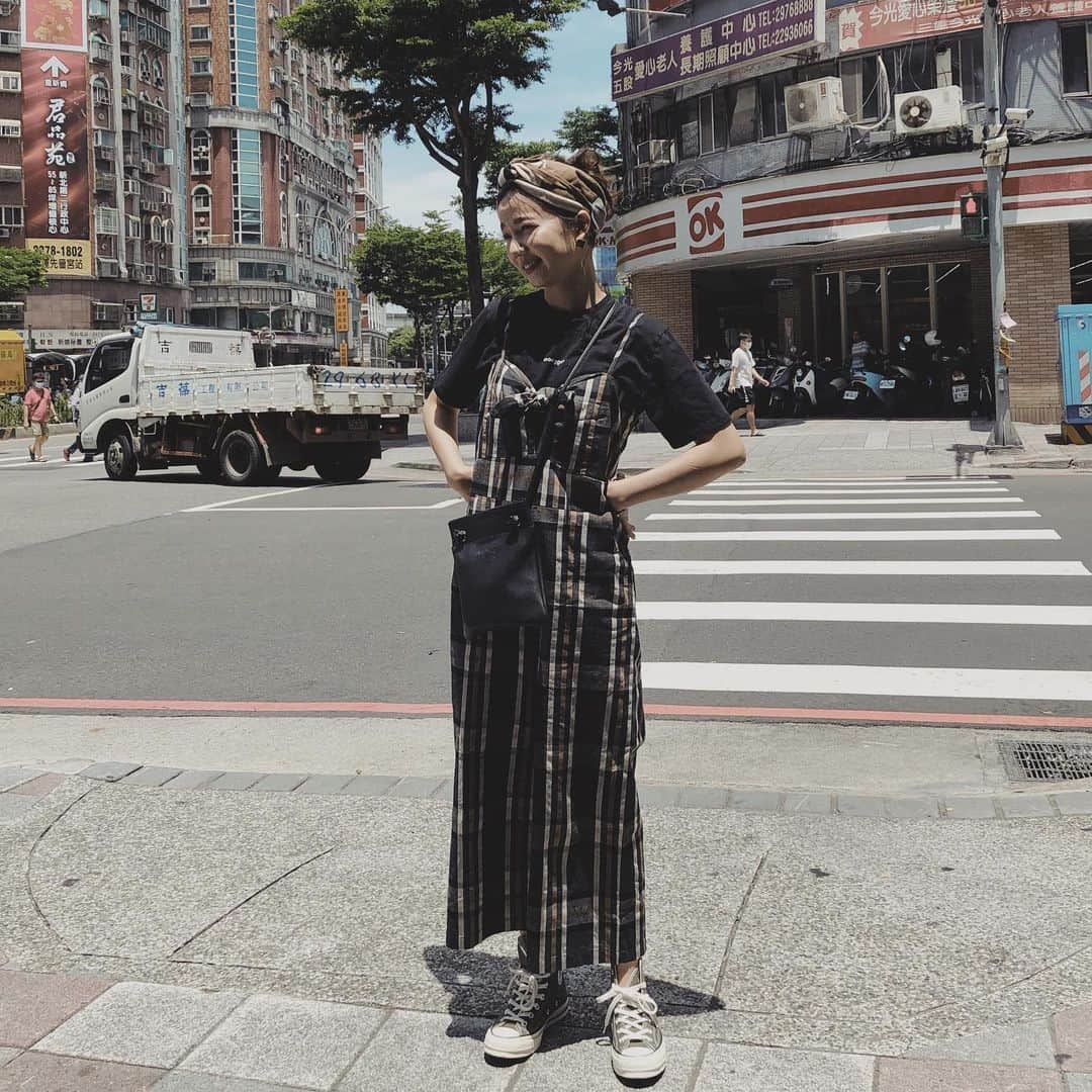 謝琦琦（Kiki）さんのインスタグラム写真 - (謝琦琦（Kiki）Instagram)「弟弟眼裡的姊姊 永遠都在不耐煩  連身褲/ @lfc_shop  鞋/ @converse.taiwan」6月21日 20時27分 - kikihsieh