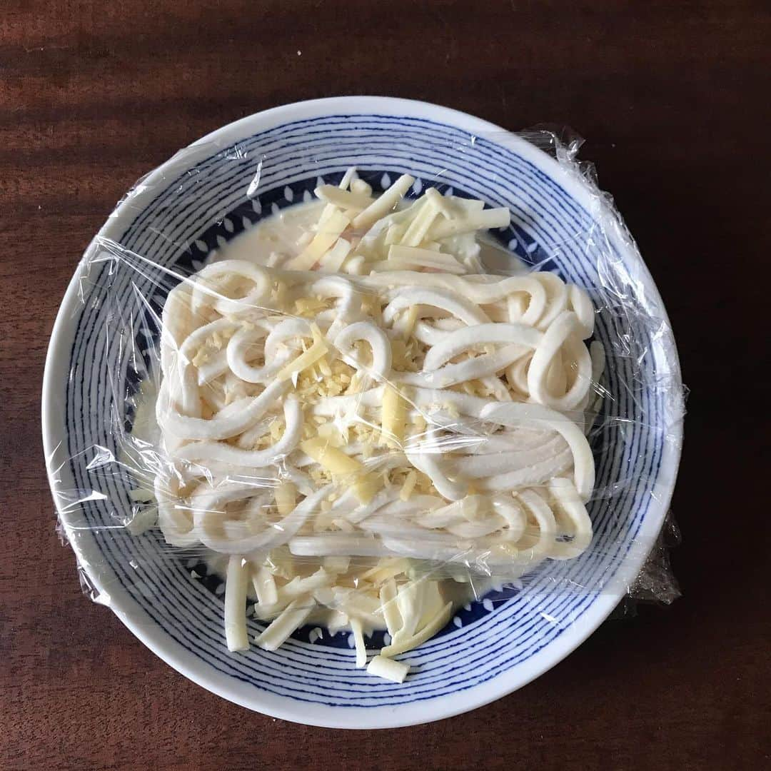 山本ゆりさんのインスタグラム写真 - (山本ゆりInstagram)「材料4つ‼️﻿ めちゃくちゃ簡単でほんまに美味しいんから先週だけで3回食べてしまった﻿ ﻿ 【器ごとチン！クリーミー豆乳チーズうどん】﻿ ﻿ ①耐熱性の器にめんつゆ(濃縮2倍)大さじ2、豆乳100mlを入れ、冷凍うどんを乗せピザ用チーズをかける。﻿ ﻿ ★豆乳は無調整を使ってますが、調整でもできます(ちょっと甘くなる)。牛乳でも。﻿ ﻿ ★濃縮3倍なら大さじ1と1/2くらい、4倍なら大さじ1、ストレートなら大さじ4、それ以外は適当に少なめに入れてあとから味見して足して。﻿ ﻿ ②両端に隙間を大きくあけてラップし、600Wのレンジで5分チン。好みで万能ネギ、黒胡椒をふる。﻿ ﻿ ★ふきこぼれるからできたら大きめの器で、ラップの隙間は大きくかけます。﻿ ★茹でうどんなら水にくぐらせてのせ、3分くらい。﻿ ★600W以外は何枚目かの表参照。﻿ ★ラー油もあう！﻿ ﻿ 器の底にキャベツとベーコン入れても美味しいです！(何枚目かの写真参照)﻿ ﻿ 残った豆乳にご飯少し入れて混ぜ、レンジで40秒くらいチンしたらめっちゃ美味しいリゾット風になります。(何枚目かの写真参照)炭水化物ァーの方は是非。﻿ ﻿ #レシピ　#簡単レシピ　#おうちごはん　#料理　#今日のごはん　#レンジレシピ　#冷凍うどんレシピ　#豆乳レシピ　#豆乳苦手でも全然いけそうな味です　#知らんけど﻿」6月21日 20時34分 - yamamoto0507