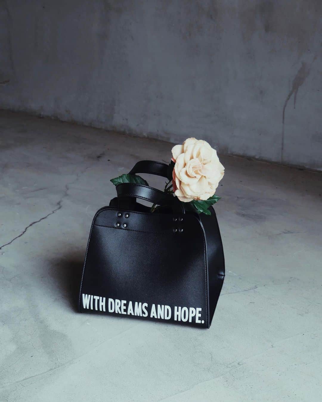 イアリサさんのインスタグラム写真 - (イアリサInstagram)「. THIS BAG IS FILLED 　WITH DREAMS AND HOPE.  このバッグには 　夢と希望があふれている  #WCJ #近々これのコーデ載せます」6月21日 20時34分 - _i.arisa_