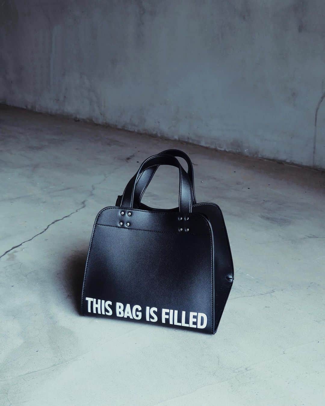 のインスタグラム：「. THIS BAG IS FILLED 　WITH DREAMS AND HOPE.  このバッグには 　夢と希望があふれている  #WCJ #近々これのコーデ載せます」