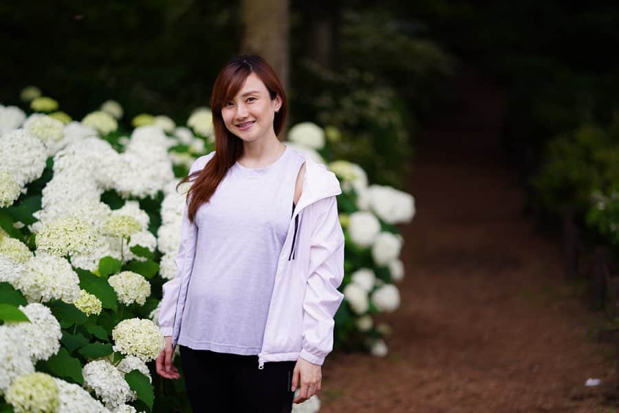 湯田友美のインスタグラム：「🤍 モリモリの紫陽花🤍 見ながらモリモリお散歩😊💠 ・ #紫陽花 #お散歩 #もりもり #もりもり公園 #ウォーキング #ウォーキングウェア #ってなんだ　笑 #ランニングウェア 🎽😘」