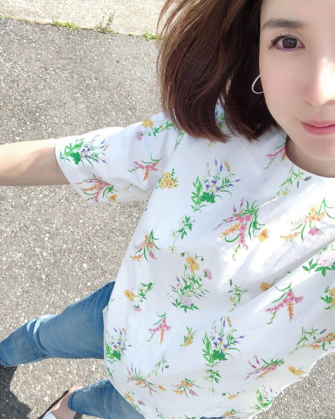 髙田麻紀子のインスタグラム：「❤︎ . 家族でドライブスルーファームへ🚗🐄🐐 . トップス#seventenbymihokawahito  デニム#yanuk  シューズ#HERMES 籠バッグ#seventenbymihokawahito  バッグ#ludlow . #instalike #instagram #instagood #fashion #ootd #outfit #cordinate」