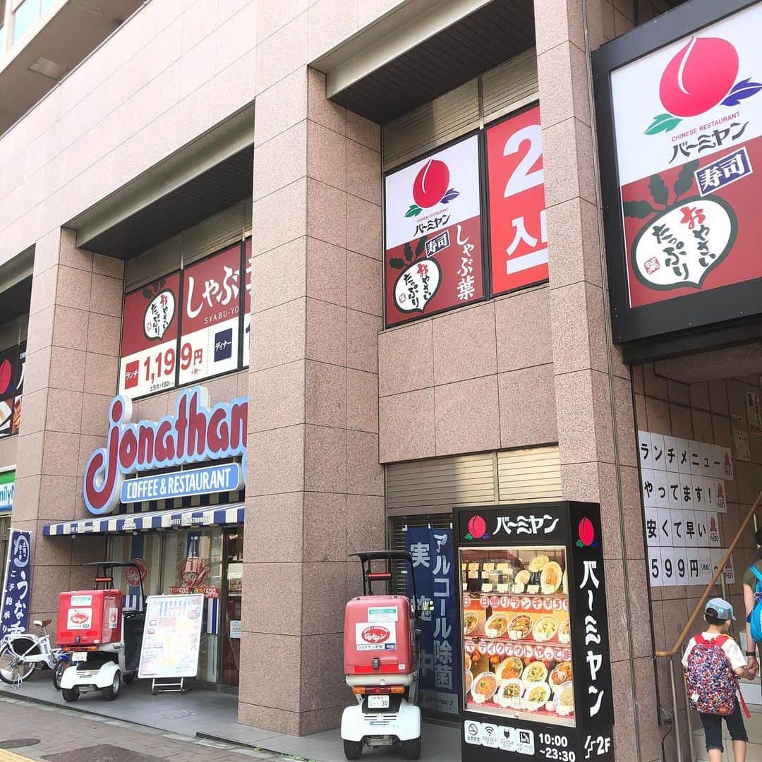 のインスタグラム：「2ヶ月半ぶりに泊まった東京の定宿、一階がジョナサンとファミマっていうだけで100点なのに、二階にあらたにバーミヤンとしゃぶ葉がオープンしてた。本当にありがとうございます。  #町バーミヤンで飲ろうぜ #町ジョナサンで飲ろうぜ #しゃぶ葉っていい名前ですよね」