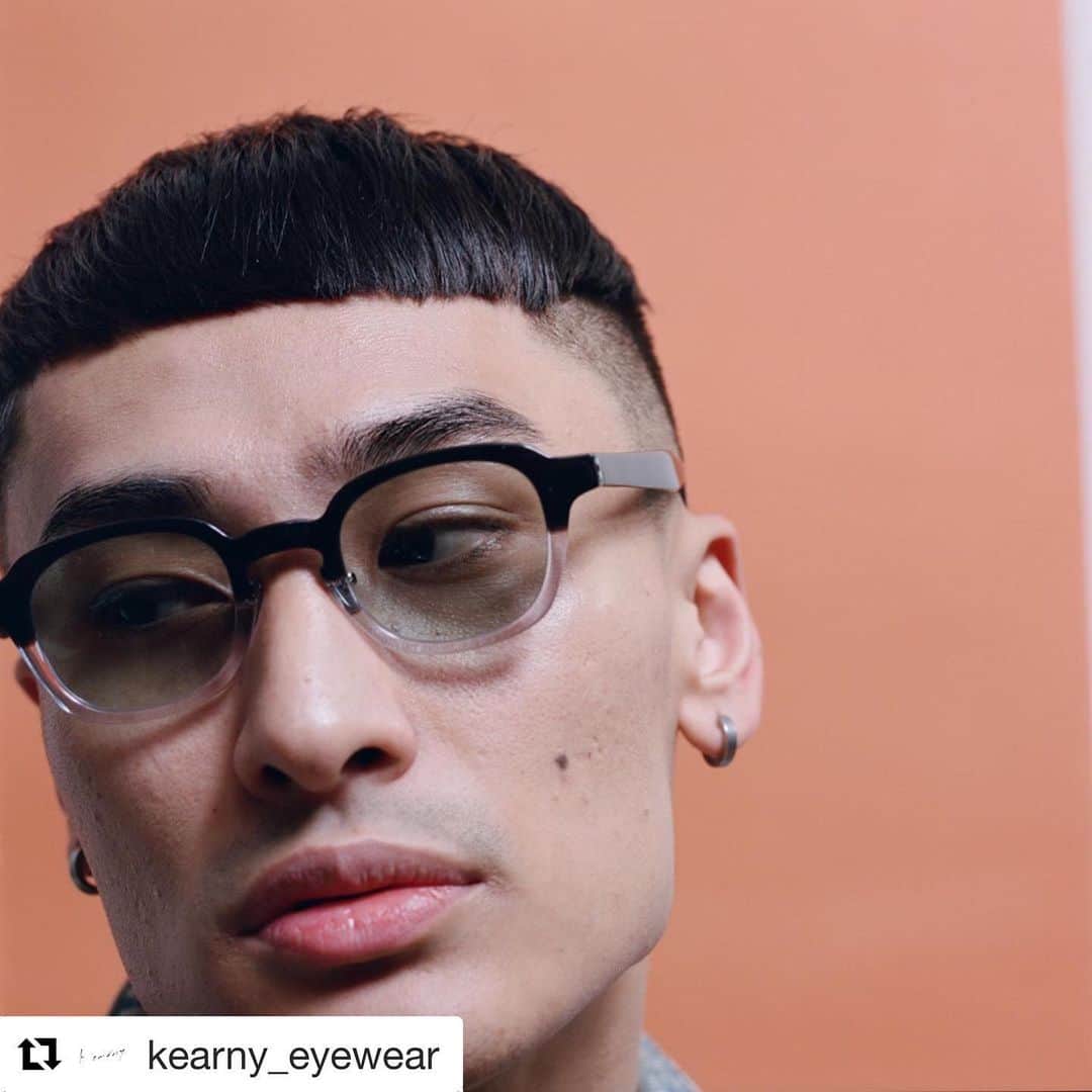 blincvaseさんのインスタグラム写真 - (blincvaseInstagram)「#Repost @kearny_eyewear with @get_repost ・・・ kearny  new portrait item : desmond . color :  black × clear . . stylist @halna.aka  photographer @yuichiakagi  hair @masatotsuchiya  make @naoyossii  #kearny #kearny_eyewear #kearny_diary  #eyewear #glasses #spectacles #celluloid #tokyo #portrait  #Hasselblad #カーニー」6月21日 20時43分 - blincvase