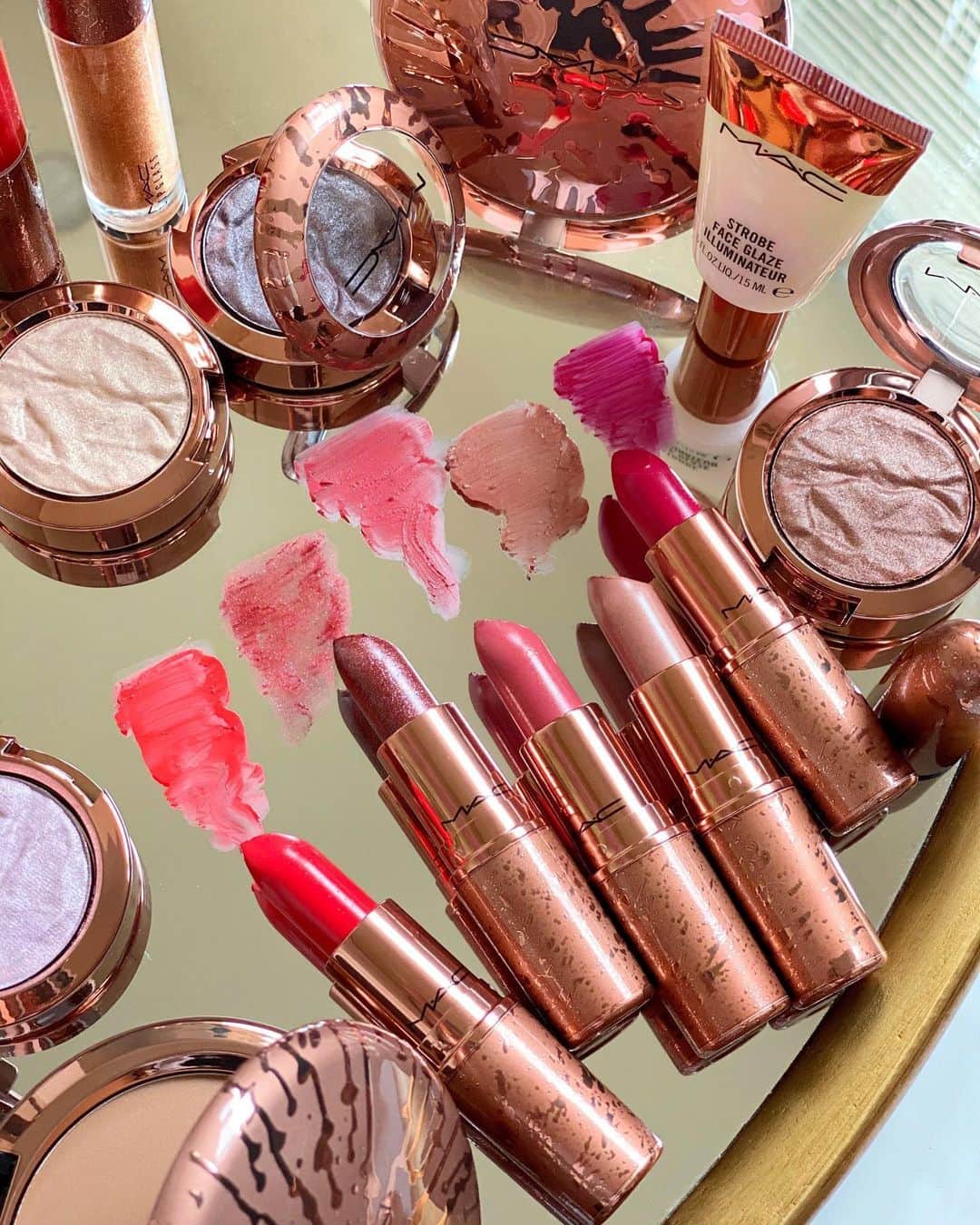 M∙A∙C Cosmetics Japanのインスタグラム：「夏らしい色合いが魅力的な #MACブロンジング コレクションから、リップスティックとリップグロスの全色スウォッチをご紹介💄夏の装いのポイントに♡ ㅤ ■リップスティック (限定5色) 税込¥3,630 ■リップガラス (限定4色) 税込¥3,190 ㅤ ※公式オンラインショップで品切れしている製品も、全国のM∙A∙Cカウンターに在庫がある場合がございます。お近くのM∙A∙Cカウンターにお問い合わせ下さい。  ㅤ 【公式オンラインショップ限定特典】 ☑︎6月25日(木) 23:59まで全品送料無料！ ☑︎初回ご購入のお客様へ10% OFFクーポンをプレゼント （クーポンコードwelcome） ㅤ #MACBronzing#MACCosmeticsJapan#MACCosmetics#MAC#MACコスメ#MACリップ#メイク好き#デパコス#新作コスメ#春メイク#血色感#血色メイク#抜け感メイク#抜け感#コスメ記録#コスメマニア#メイクプロセス#リップ好き#マックコスメ#限定コスメ#ヘルシーメイク#日焼けメイク#夏メイク#ピンクメイク#キラキラメイク#スウォッチ」