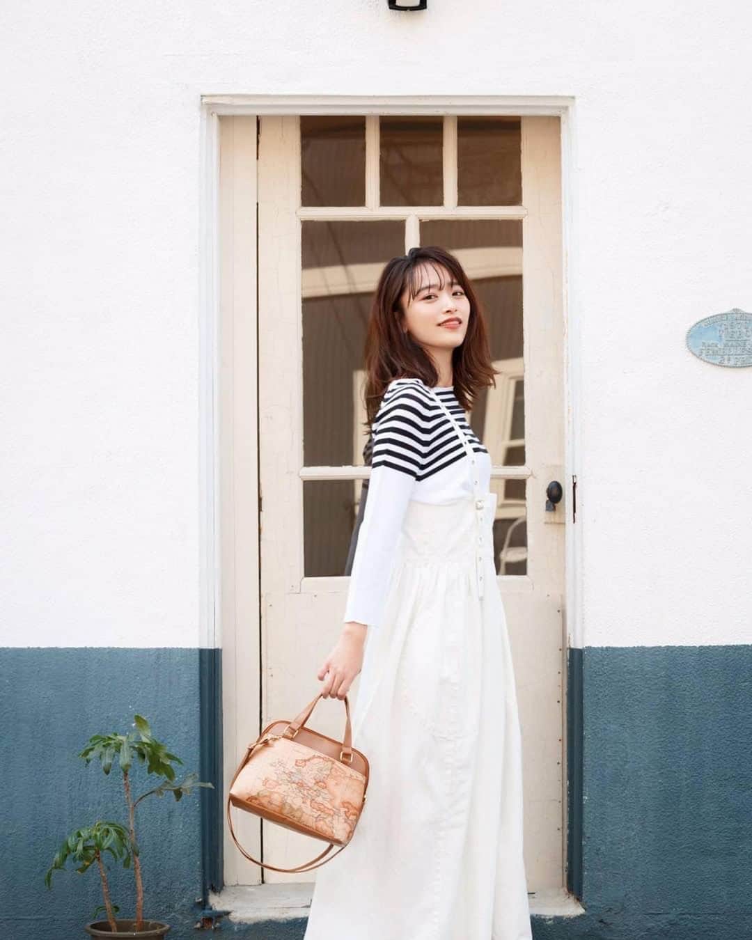 近藤千尋のインスタグラム：「宝島社から出ているムック本 LICENTIA のモデルをさせて頂いてます🌈❤️ 書店などに置いてますので 是非チェックお願いします🎶😍 仕事以外はずっとインテリアを見ている…🏠 明日からまた1週間頑張りましょう‼️💕 #まだ髪が長い時 #ムック本」