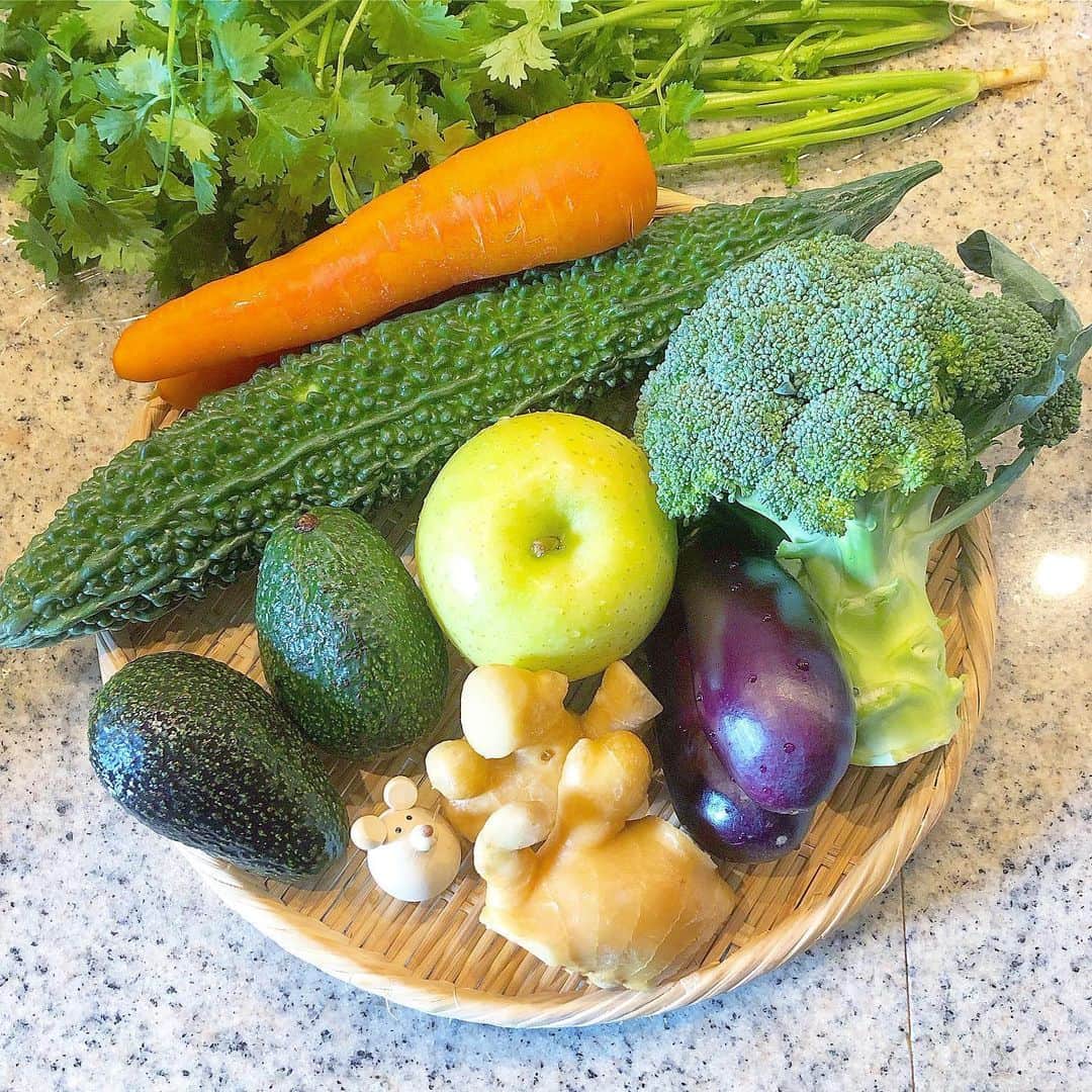 榊山敬代のインスタグラム：「🥦〜♪🥑🍏🥕🌿🍆✨… ・ 週末は週に一度の 食材買い出しの巻  毎度の顔ぶれですが今回はブロッコリーさん いつも籠のうえに乗れずに諦めてましたけど  バランスよく籠の中へようやく 入るの成功して喜んでるかんじ  やっぱりゴーヤとパクチーは マイブームでリピート中の時  さてきょうは 父の日でした  今年は日本酒を贈りまして 早速午前中にメールを頂き  いつもありがとうと感謝の きもちをお伝えできるとき  キンキンに冷やして 今頃楽しんでるかな  わたしも今夜は一杯日本酒で 父の日にカンパイしようの巻 ・ ・ 🍶🐟… ・ ・ #世界中のお父さまいつもお疲れ様です ・ ・ ・ ・ #父の日 #おうち時間 たのしもう週間 #おうち大好き #enjoyhome ・ ・ ・ ・ ・ #夏  #ゴーヤ #carrot #パクチー #phakchi #野菜 #vegetable #なす #アボカド #avocado #🥑 #りんご #Apple #broccoli #生姜 #Ginger #beautiful#おうちごはん #おうち時間 #栄養補給#artist #kitchen #cooking #日本画家 の #お料理こんなもん」