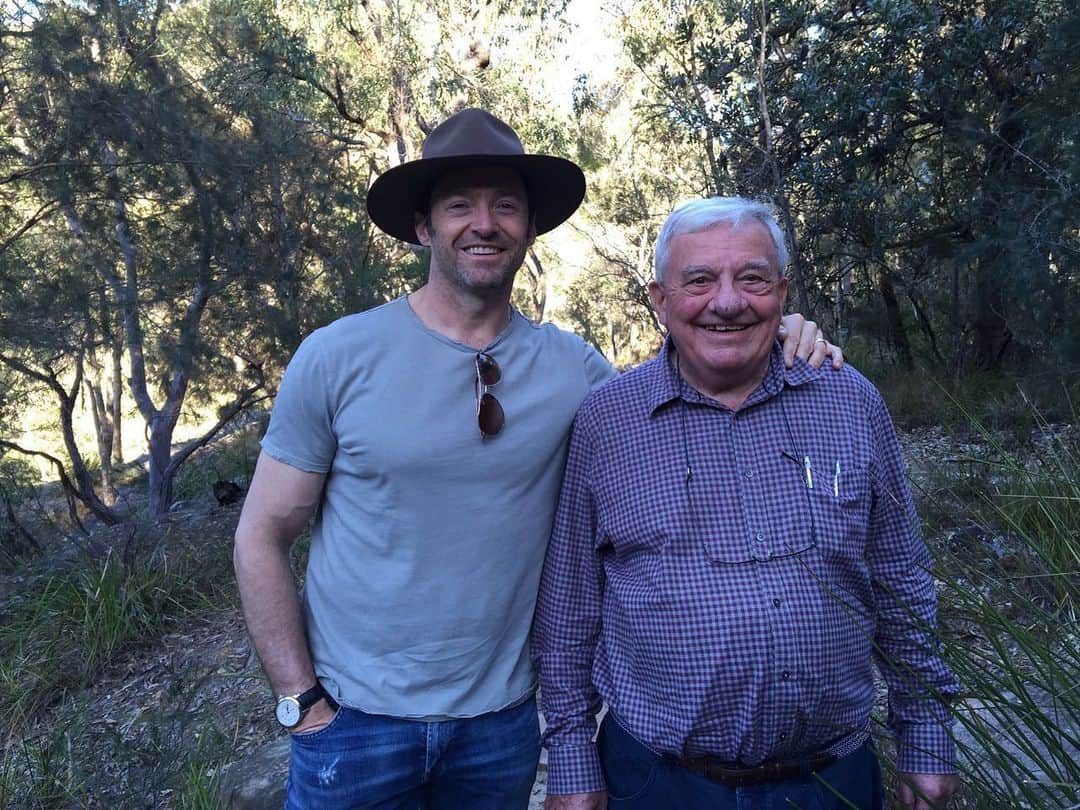 ヒュー・ジャックマンのインスタグラム：「My Father taught me to always keep my promises ... Even if it turns out that there’s a better option or something that will benefit me more. Be true to your word. #happyfathersday」