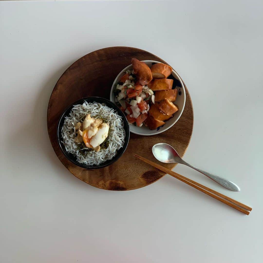のインスタグラム：「この間食べたしらす丼とサラダチキン🍺 最近のワイルド飯化が止まらない！ . #となりの食卓 #料理好きな人と繋がりたい #料理友達募集中　#朝ごはん #朝ごはんの記録 #おうちあさごはん #おうちごはん #あさごはん #いえごはん #家ごはん #朝食 #iegohanphoto #フーディーテーブル #和食 #和食朝ごはん #和食ごはん #豊かな食卓 #朝時間 #私のおいしい写真 #丁寧な暮らし #私のおいしい写真 #iPhone写真 #料理 #料理写真 #wp_deli_japan #mycook365 #てづくりごはん365 #キッチングラム #おうちごはんlover #タベリー」