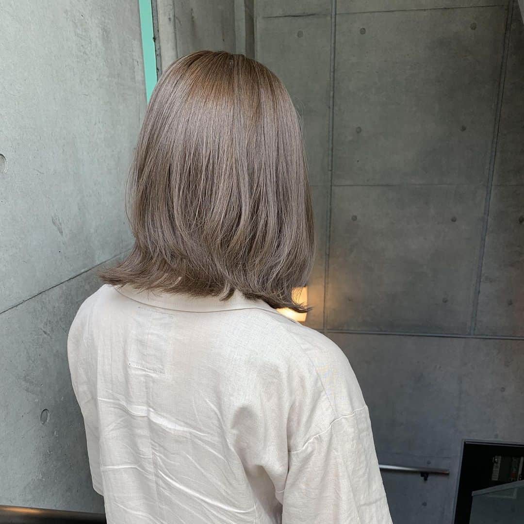 河原洋美さんのインスタグラム写真 - (河原洋美Instagram)「ななちゃん、いつもありがと❤️ ✨nude gray🌿 ケアカラーをいっつもしてるから本当に綺麗🌿✨たまにハイライトともしてるけど、最近してなかったかな。。 たしか😂 #linkybyshima  #hiromi_hair #ケアカラー #ヌードグレー」6月21日 20時51分 - cyorobinthkey