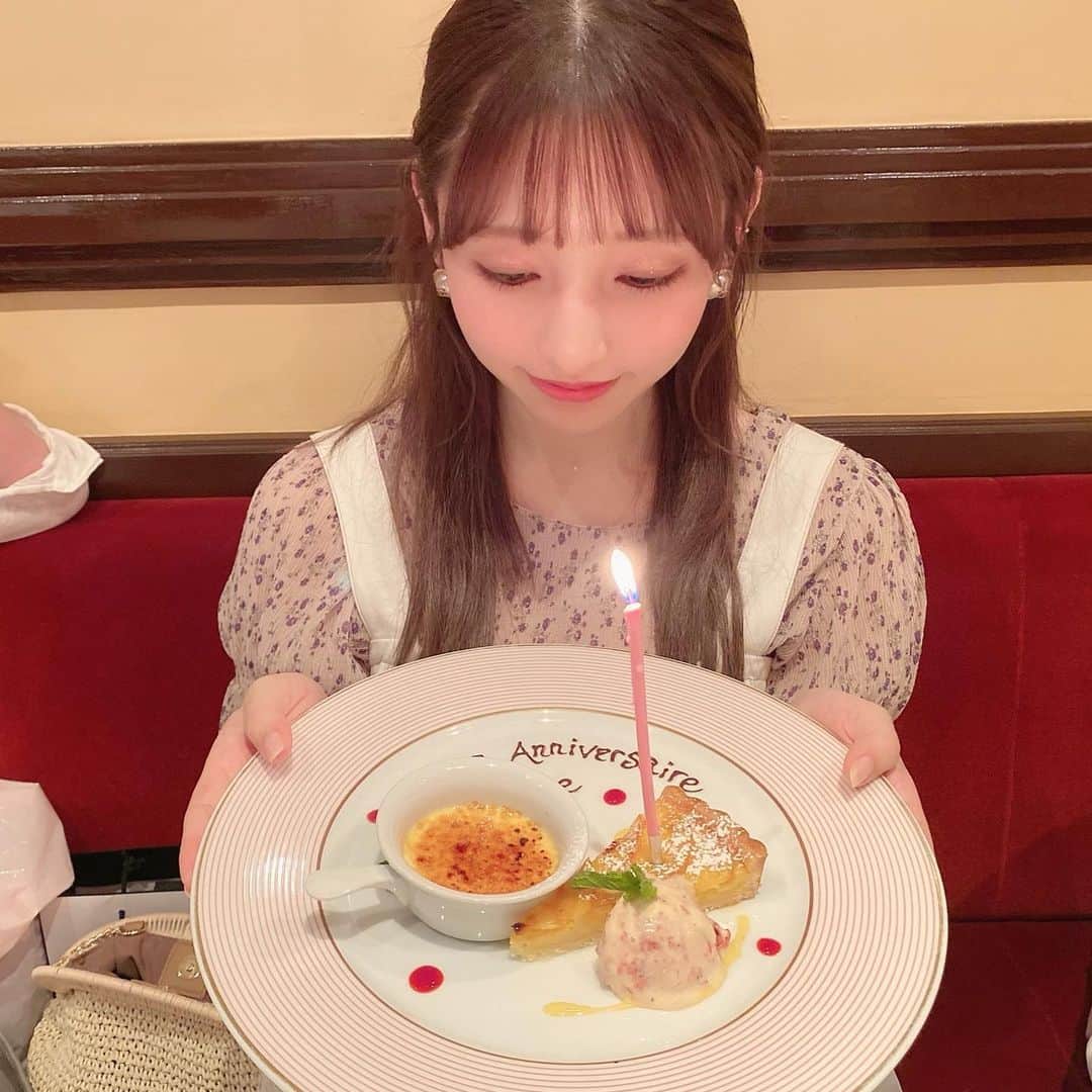 栗原紗英のインスタグラム：「. 24歳になりました！ たくさんの温かいお祝いのメッセージ みなさんありがとうございます♡  ファンの皆さん.メンバー.スタッフ関係者の方々 家族.友達 そんな周りにいてくれる だいすきな皆さんへの感謝を、 これからも忘れず過ごしていきます。 いつもありがとう、だいすきです♡  さえ  (📷1枚目は家族.親戚、2枚目は同期メンバーが サプライズでお家に来てお祝いしてくれました)」