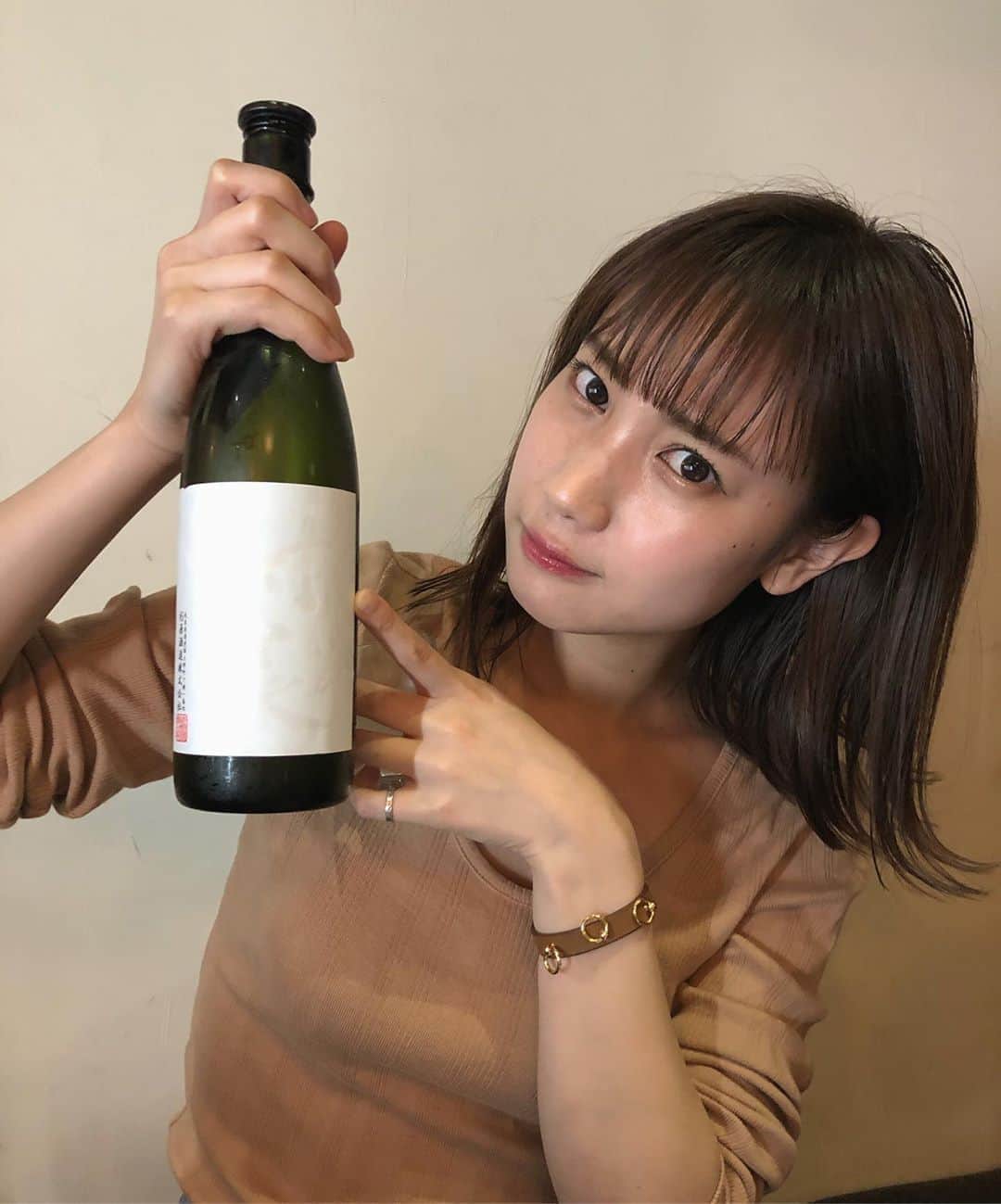 高野祐衣さんのインスタグラム写真 - (高野祐衣Instagram)「日本一小さな酒蔵、杉原酒造の『射美』﻿ ﻿ ﻿ ラベルが白すぎてほとんど写ってない😭﻿ 射美のWHITEというお酒。﻿ ﻿ ﻿ うーんまいですこのお酒❤︎﻿ 結構な甘口です！！﻿ 白桃みたいなニュアンスの甘旨、﻿ 軽やかな酸。﻿ ジューシーな甘味というよりは、﻿ こっくり深みのある甘さかな？？﻿ 甘口好きの方にオススメです🌟﻿ ﻿ ﻿ ﻿ ﻿ #日本酒 #日本酒女子﻿ #射美 #岐阜県 #杉原酒造﻿ #sake #japanesesake﻿ #ゆいぽんしゅ」6月21日 20時54分 - yuipooon12_06