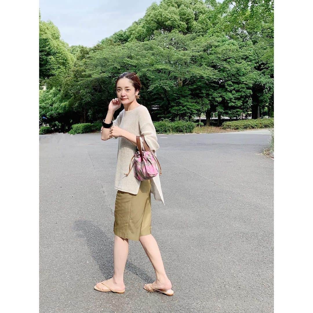 川島幸恵さんのインスタグラム写真 - (川島幸恵Instagram)「🌳🌳🌳﻿ ﻿ 昨日の、美術館後に隣の公園お散歩🚶‍♀️﻿ ﻿ 金曜日のインスタライブで永田ちゃん @akane__nagata がリネンニット着ていて着たくなった☺️﻿ ﻿ ハーフスラックスもお気に入り♡﻿ ﻿ 足、まだまだ日焼けが足りません…👻﻿ ﻿ ﻿ #SHENERY_official﻿ #knit #pants #SHENERY﻿ #bangls #vintage﻿ #bag #marni ﻿ #sandals #elin﻿ #linen #beige #pink #black﻿ #fashion #styling﻿ #summer #dayoff #park #green」6月21日 20時54分 - sachie118