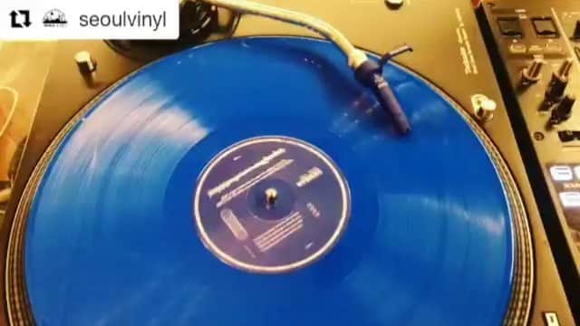 チョンギゴのインスタグラム：「#정기고퀸텟 #songforchet LP가 서울바이닐에 입고 되었어요. 약간의 문제로 제대로 판매되지 않고 지금까지 창고에 박혀있던 LP를 제가 다시 인수해서 남은 마지막 수량을 서울바이닐을 비롯한 몇 곳의 LP샵에서  온/오프라인으로 판매 예정 입니다. #서울바이닐 #seoulvinyl @seoulvinyl」
