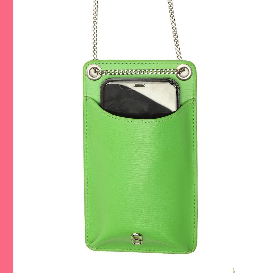 Schutzのインスタグラム：「THE COOLEST GADGET: PHONE & CARDS BAG CASE _ LIVE IN SCHUTZ 💚 #liveinschutz #schutzgadgets」