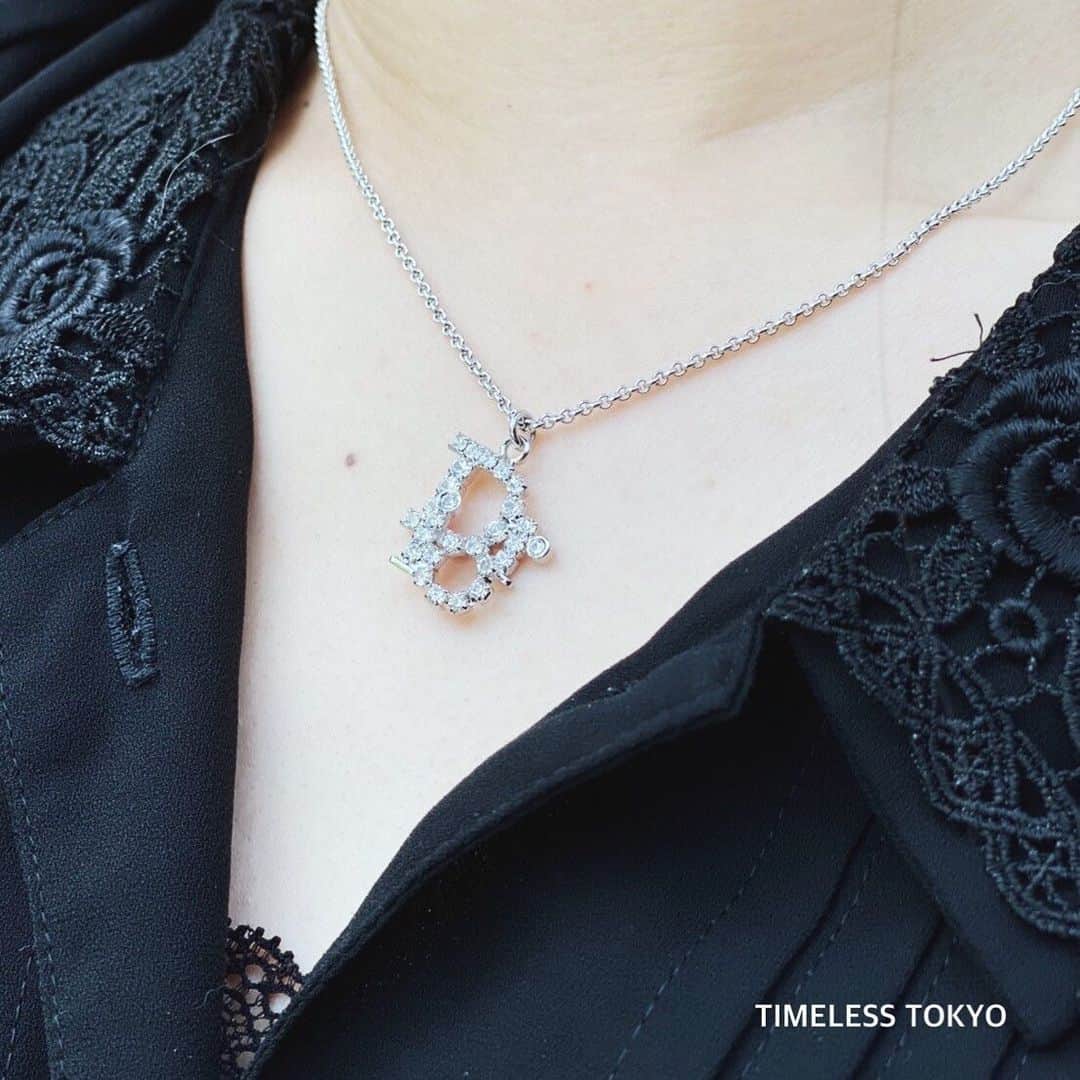 Paula’sのインスタグラム：「【DIOR】 ラインストーン ロゴネックレス  大人気Diorのシルバーネックレス 夏の胸元を鮮やかに彩ってくれること間違いありません！  シンプルコーデになる夏にぴったしなアイテムの一つなので是非ご利用になってみませんか✨  詳細はWEB SHOPにて 【R22033-1】 .  #timelesstokyo#timeless#tokyo#vintage#vintageshop#chanel#selectshop#CELINE#HERMES#GUCCI#DIOR#celine#dior #ディオール#ヴィンテージアクセサリー」