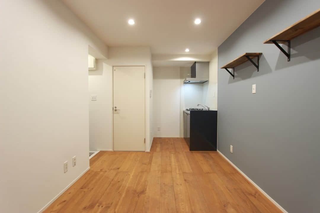 ALLHOUSE R×Lのインスタグラム：「6帖のワンルームも無垢のフローリングで雰囲気あるお部屋に仕上がりました！⁠ 賃貸には珍しいフォールシェルフも何を飾ろうかわくわくしますよね😊⁠ .⁠ .⁠ .⁠ .⁠ .⁠ #ワンルーム #キッチン #ダウンライト #オールハウス #オールハウスPM #賃貸 #広島賃貸 #賃貸住宅 #賃貸物件 #木造住宅 #プロパティマネジメント #賃貸リノベーション #リノベーション #renovation #リノベ #リフォーム #無垢フローリング #広島 #広島市 #DIY #アクセントクロス #design #建築 #工務店 #賃貸インテリア #賃貸暮らし #家主 #部屋 #賃貸経営 #おうち時間」