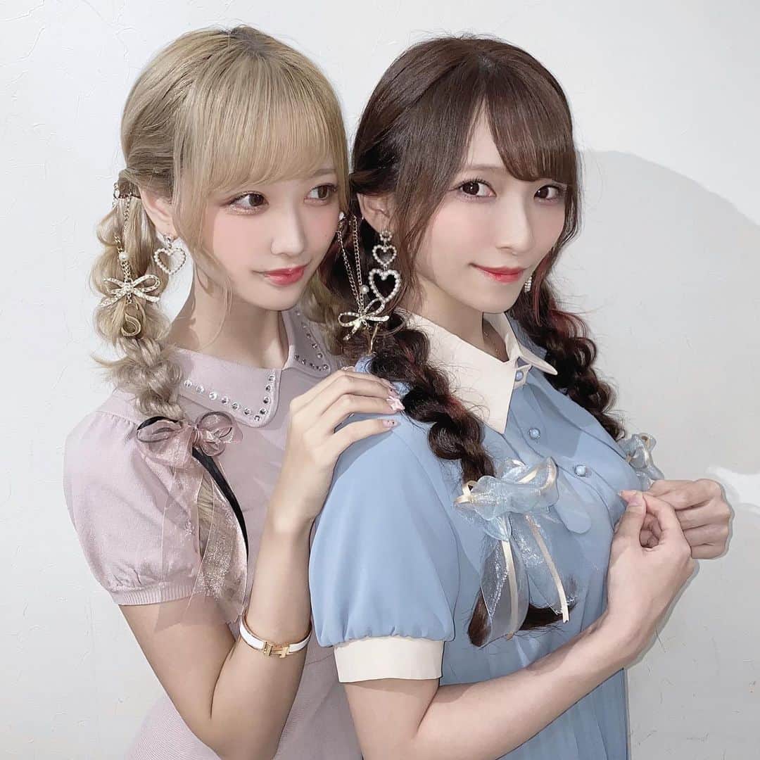 のインスタグラム：「♡ ． ぼんちゃんと撮影したの🍒 キキララみたい🤍🌟🤍🌟 ． ． ．  #双子 #Twins #双子コーデ #韓国ファッション #ヘアメ #ヘアセット #新宿美容院 #新宿ヘアセット#ヘアアレンジ #量産型ヲタク #量産型 #リボンヘア #ゆゆぼん🍒 ． ♡」