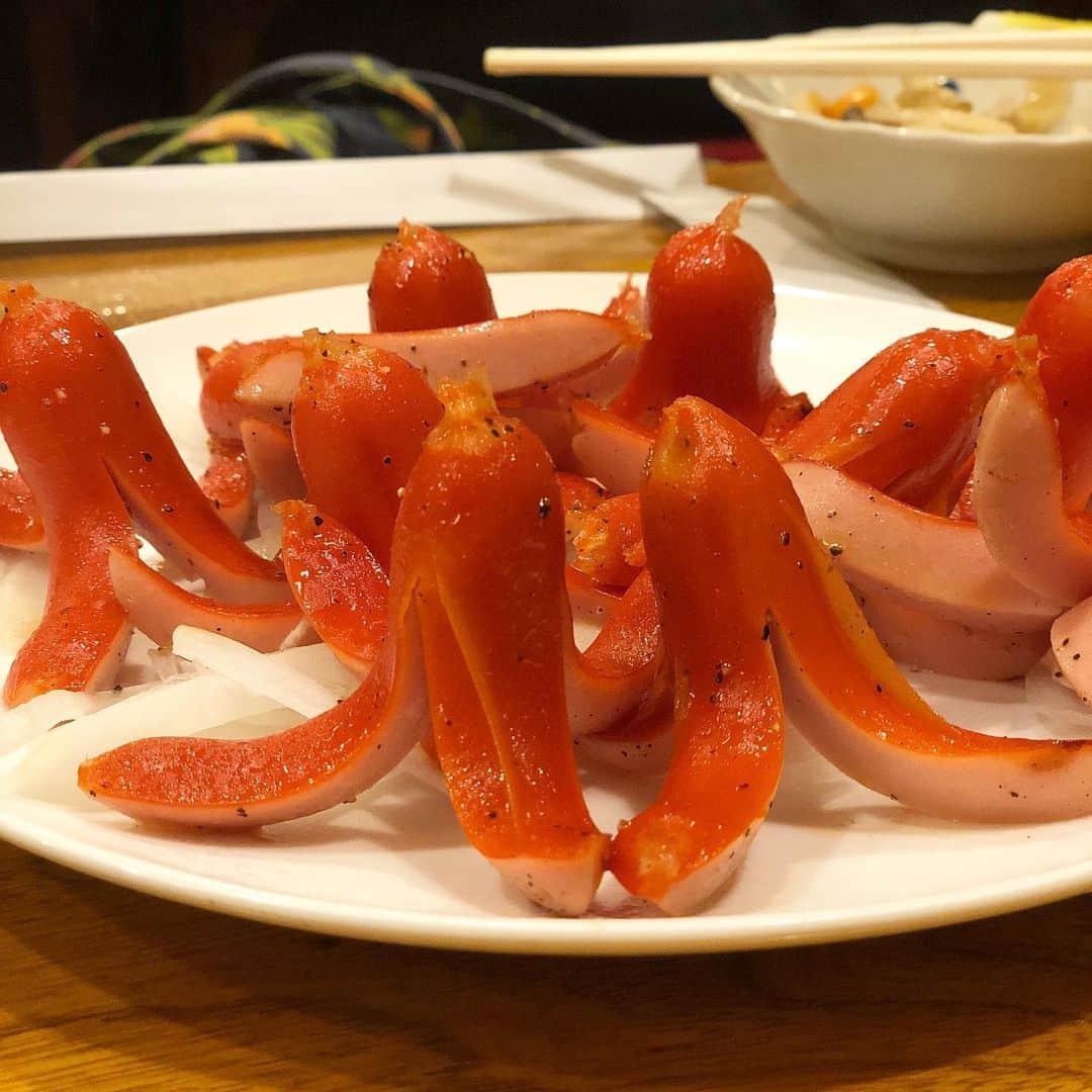 のインスタグラム：「久しぶりの東京だったので最初の夕食は「呑者家 銅鑼」から「呑者家 本店」をハシゴ。赤ウインナー＆青唐辛子チャーハンを食べ比べました。」