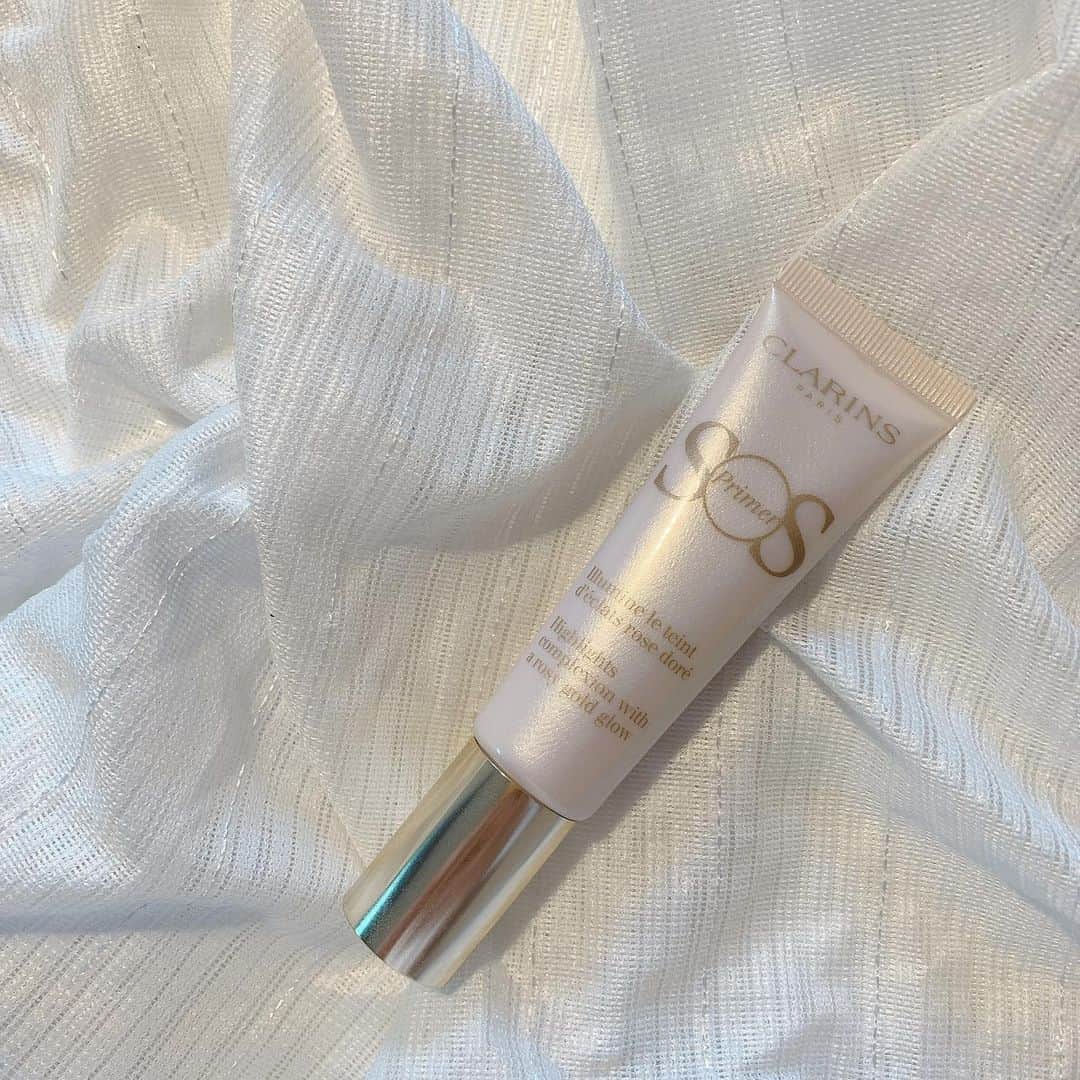 のインスタグラム：「#clarins ﻿ ﻿ インスタさぼってた🥺久しぶりの投稿🥺﻿ ﻿ この間、クラランスに新作のチークを見に行ったんだけど、その時に案内してもらった下地がめちゃくちゃ素晴らしく感動してしまったので衝動買い💰﻿ ﻿ ピンクゴールドとパールホワイトのカラーが 絶妙に上品な艶肌を作ってくれる👀﻿ なんじゃこりゃ！って久しぶりに衝撃が走ったコスメでした。﻿ ﻿ 下地などを紹介するときは、なるべく肌加工をしないで写真を撮ってるので、3枚目のBEFOREは割とくすんだ肌色してると思うんだけど…AFTERの艶感となめらかさを見比べてもらえると違いが歴然かと思います！﻿ ﻿ お値段は30g/4,400円﻿ SPFは入ってないので、私はラロッシュとクラランスを 1:1で混ぜて使ってます💖」