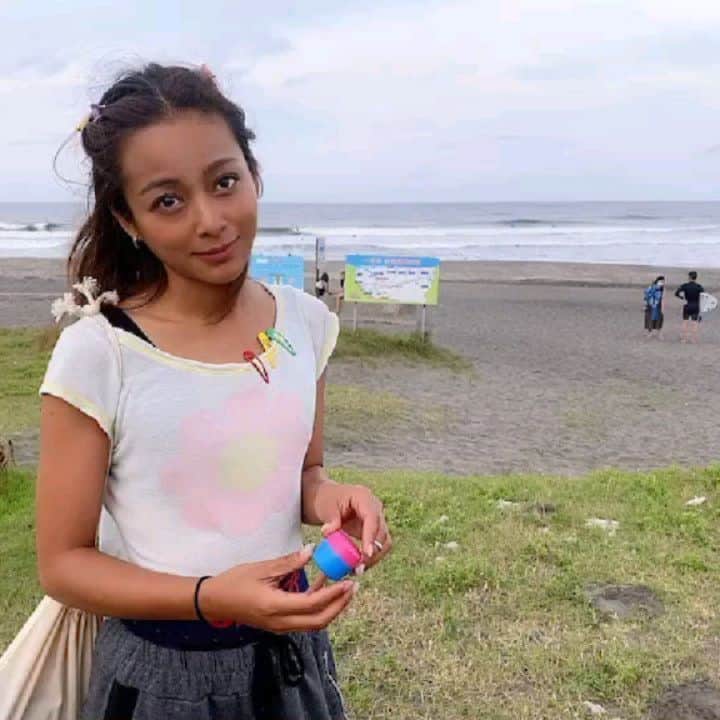 脇田恵子のインスタグラム：「スカルキャンディ６月に発売した 数量限定のSesh Original 🐻💕と ヘアピンとビーサンとリンクコーデ💘  今日は皆でお出かけの時にお供❤️ #スカルキャンディー #ワイヤレスイヤホン　 #skullcandy キャンペーンやってるのでチェックしてみてね😊。 自分が使ったお金はどう動くか意識して使うのってすごく大事やで🤫🤫 ミレニアル/Z世代において高まるメンタルヘルスに関する諸問題を改善させるため、Skullcandyは12ヶ月間に渡り#moodboost キャンペーンを行なっています。キャンペーン限定商品の売上の一部は非営利団体を通してうつ病や依存症に苦しむ若者の治療へ寄付しています。」