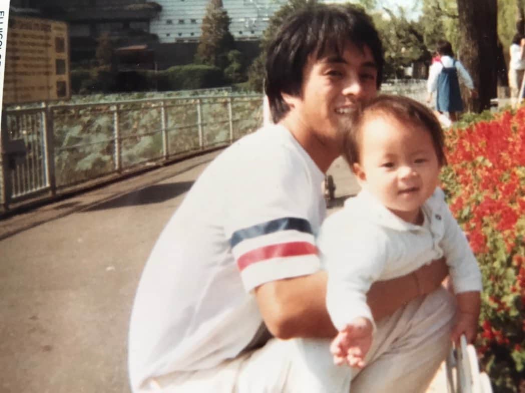 小柳ゆきのインスタグラム：「父の日ですね〜！😄 . うちの父はとっても優しくて、よく仕事帰りに駄菓子を買って帰ってくれたり、休日には動物園とかあちこち連れて行ってくれました🎡 . . 4枚目は姉も一緒に七五三の時👨‍👧‍👧 私は母似ですが、姉は父にそっくりです！笑笑 . . お父さんいつもありがとう〜😌✨」