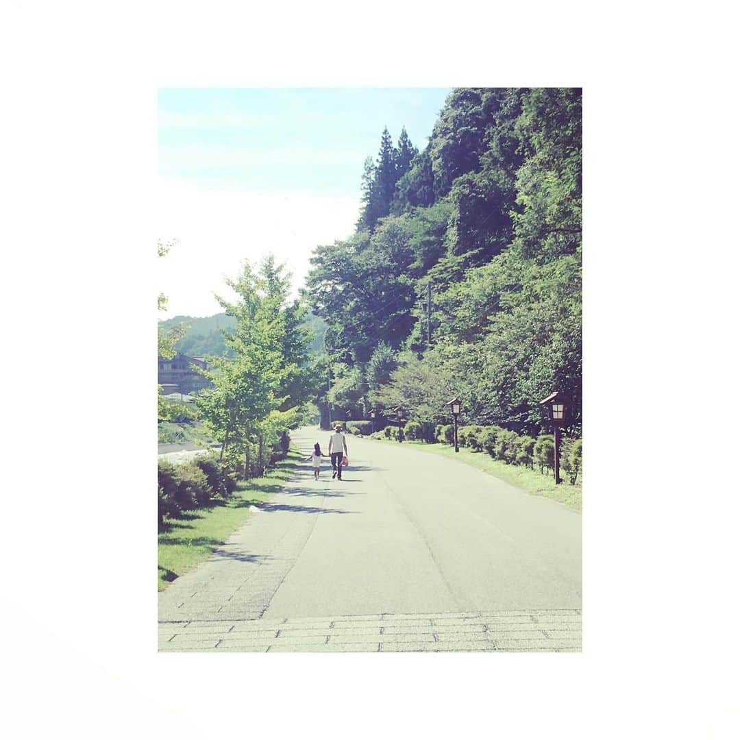 井上貴美さんのインスタグラム写真 - (井上貴美Instagram)「. 父と姪ちゃん。 . . 父の還暦祝い旅行で、家族と長野県に行った時の写真。 . . 父の歩くスピードに合わせてグングンすすんでいく2人👫 . . いつもマイペース。 . . 次はみんなで何処に行けるかな？ . . #父の日 #fathersday」6月21日 21時12分 - takami__213
