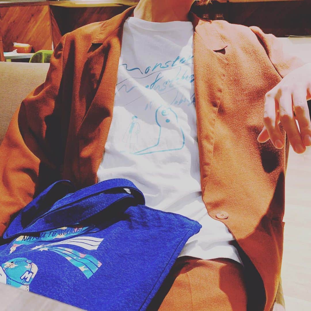 夏代孝明のインスタグラム：「夏と彗星のコラボグッズ、僕はこんな感じで着てみてます。セットアップのインナーとかにぴったりだとおもう！  サイン色紙のプレゼント企画🎁みんなも参加してみてね◎ タグで僕もみんなのインスタ見に行きます〜！( ´▽｀) ‪#夏と彗星タワレコオンライン‬」