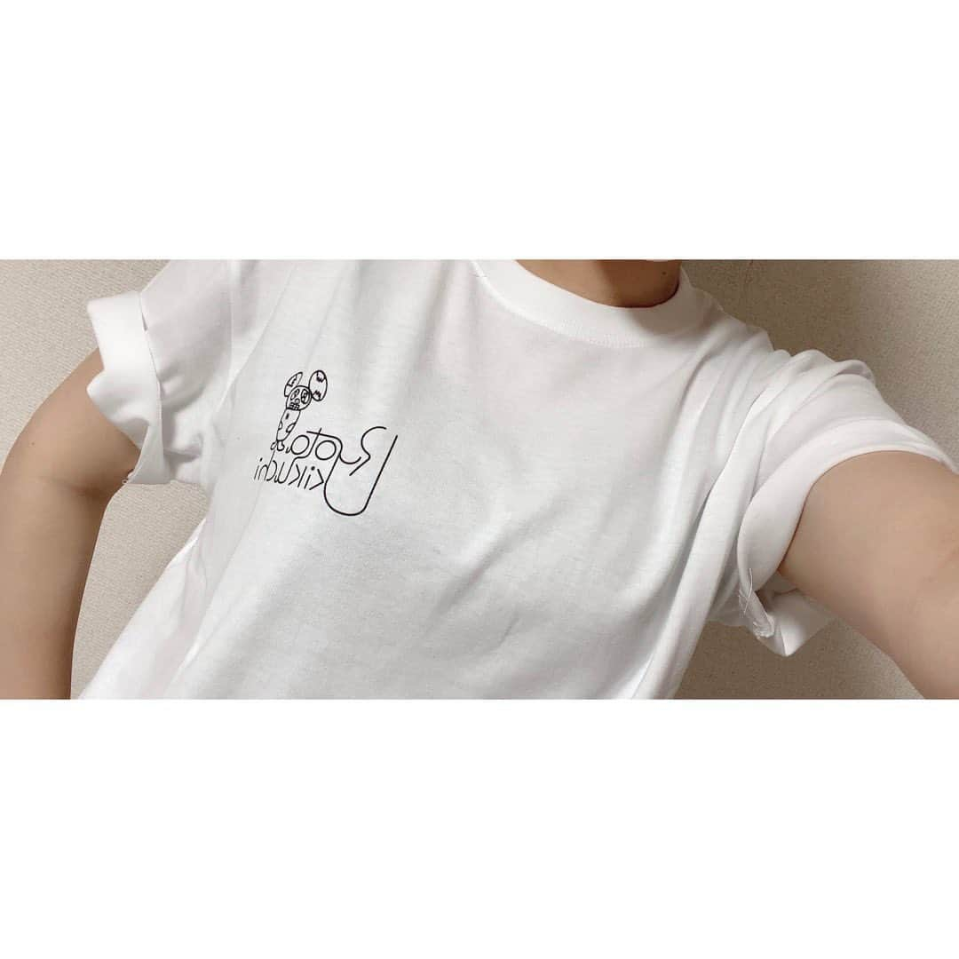 西村志野さんのインスタグラム写真 - (西村志野Instagram)「＊ ＊ わあい💕届きました✨ Tシャツかわいい🥺 さっそく着てみた☺︎ この夏たくさん着たいな〜♪ ＊ ＊ CDも聴くの楽しみ♡ 日々の楽しみが増えてうれしいなあ(*^_^*) ＊ #キクチリョウタ #tシャツ #tshirt #cd #newcd  #グッズ #goods #music #シンガーソングライター  #音楽 #音楽のある生活 #夏 #summer #fashion #singersongwriter #おすすめ #耳が幸せ  #stopbyforalittletime #ryotakikuchi」6月21日 21時15分 - shinonishimura_