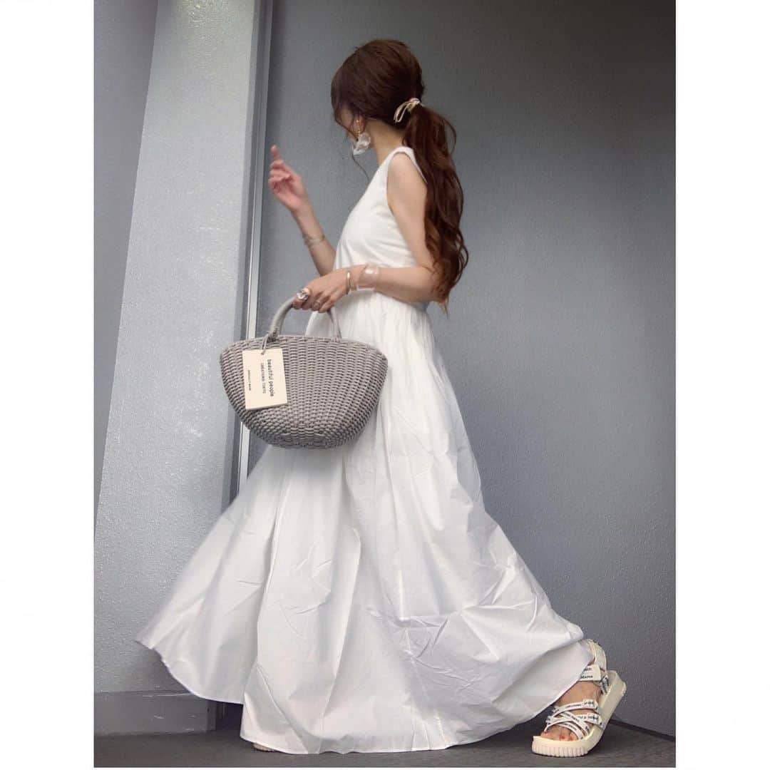 のインスタグラム：「⋆*❁*⋆*❁*⋆*❁*⋆*❁*⋆*❁* ・ ・ @mite__official さんの original flare dress 👰🏼🤍 ・ ・ はぁ~~~~🤍可愛い過ぎてうっとり🥺🤍🤍🤍 このワンピ前後どちらでも着れる2wayだから気分で変えられてGood😆👍✨ たっぷりした生地でホントにふんわり🤍 カラバリも豊富でどれも可愛いくて、他の色も欲しくなっちゃう~🤍 ・ ・ ・ いっつも思うんだけど~~~ @mite__official さんの服って女子で良かったって思わせてくれるんだよね~~👩🏻‍🦰✧︎‧✧̣̥̇‧ ・ ・ ・ ・ ・ #code  #coordinate #ootd #pr #outfit #mylook #ママ #コーデ  #mineby3mootd #like4like #お洒落さんと繋がりたい #ビュースタグラマー #ponte_fashion #chao_app  #156cm #156cmコーデ  #ミテガール #ミテコーデ  #ミテジョ」