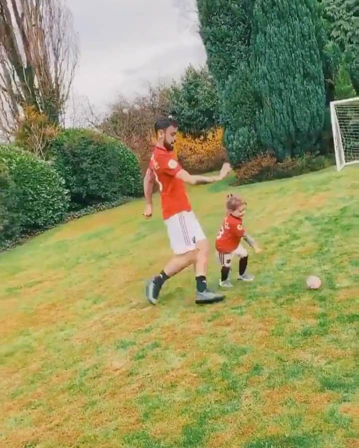 F2Freestylersのインスタグラム：「Happy Father’s Day to all the Dad’s out there! 👶🏼⚽️💙 @brunofernandes.10」