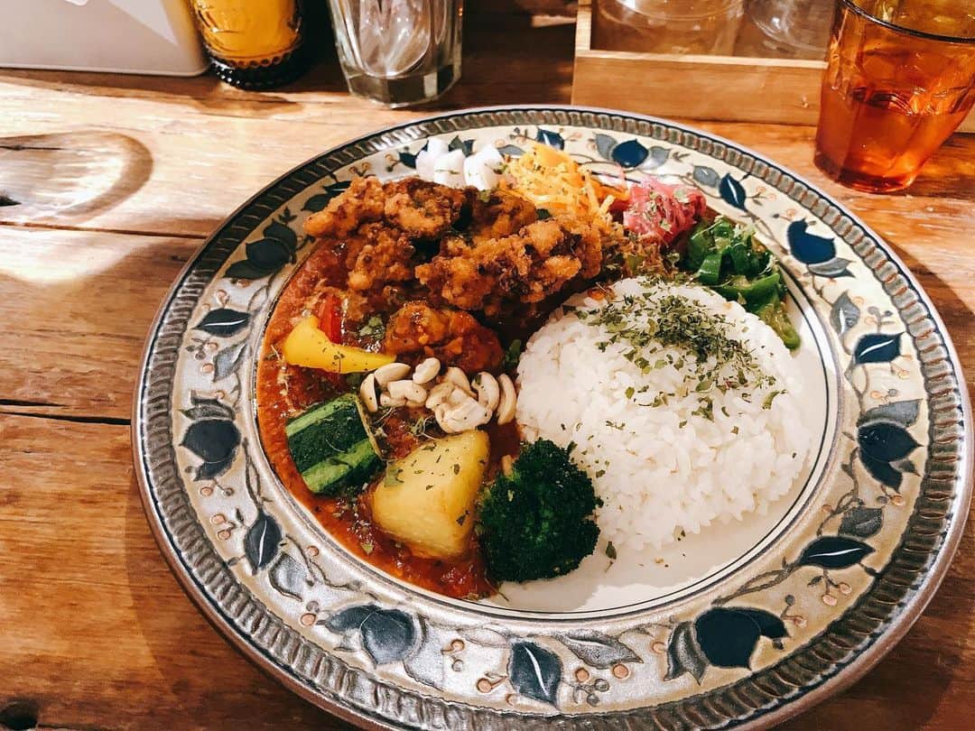 齋藤智奈美のインスタグラム：「バターチキンカレー (だった気がする。。。)←えw ザンギをトッピングしました〜  野菜もいっぱいで美味しかったです👌🏻 ____ #カレー #バターチキンカレー #三日月カリィ侍 #下北沢グルメ」