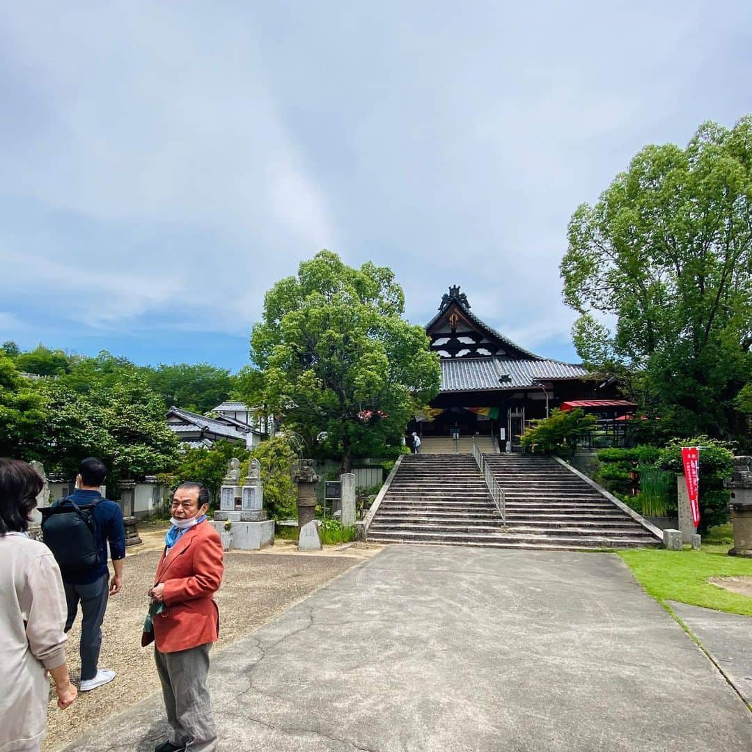 Hiroe Hiranoさんのインスタグラム写真 - (Hiroe HiranoInstagram)「地元岡山に半年ぶりへ✨✈️﻿ 父の日。﻿ 両親と久しぶりにダブルデート❤️☺️﻿ ﻿ 氏神様へ参拝して。﻿ 2箇所のお墓参り。﻿ ﻿ 草が成長しててみんなで﻿ 汗だくで掃除🧹😂﻿ あー爽快✨﻿ ﻿ 美味しいお蕎麦を食べて、﻿ 岡山城近くにできた ステキな『 #koepizza 』で。 岡山城見ながら、緑いっぱいの場所で、 コーヒーをまったり☕️﻿ ﻿ この後、94歳の元気な﻿ おばあちゃんに会いに❣️﻿ 元気な姿見れて安心🌟﻿ ﻿ なんて幸せな日なんだ💓﻿ ﻿ 家族孝行タイム☺️🌟﻿ 大切にしたい人を、大切に。﻿ 私のベース✨﻿ ﻿ #lovemyfamily #家族　﻿ #岡山　#okayama #最近仕事モードが高かったので久しぶりのオフモード #みんな青好き💙」6月21日 21時22分 - hiroe_hirano